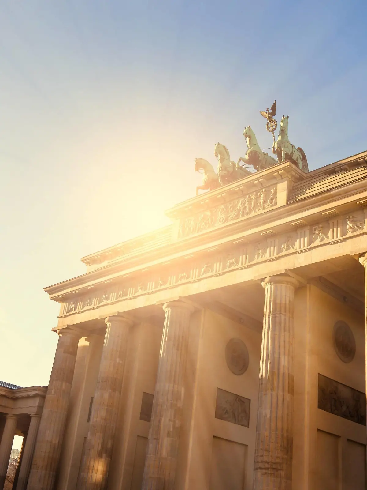 brandenburger tor im sonnenlicht  