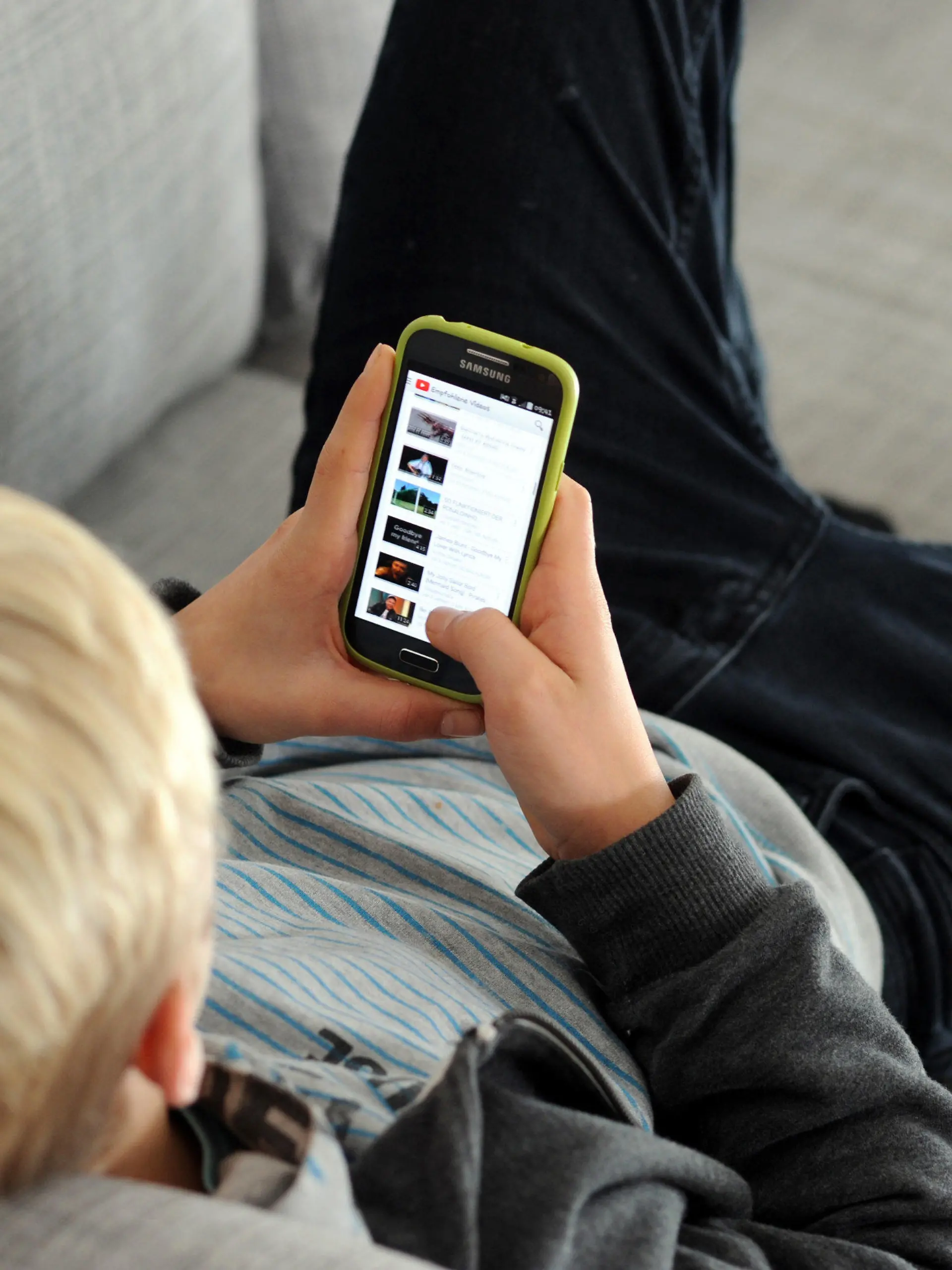 ARCHIV - ILLUSTRATION - Ein Jugendlicher betrachtet am 09.12.2014 in München (Bayern) Inhalte der Videoplattform «Youtube» auf seinem Smartphone (gestellte Szene). Foto: Tobias Hase/dpa (zu dpa: «Handy statt Tabak: Mehr Jugendlichen droht Internetsucht» vom 05.09.2016) +++(c) dpa - Bildfunk+++