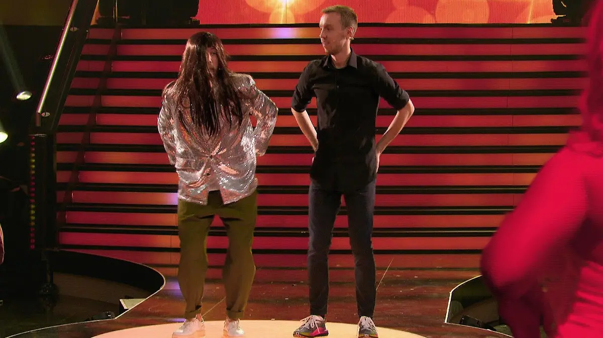 "Hey Macarena!" Für Tanzpartner Dominik setzt sich Jan Köppen sogar eine Langhaar-Perrücke auf