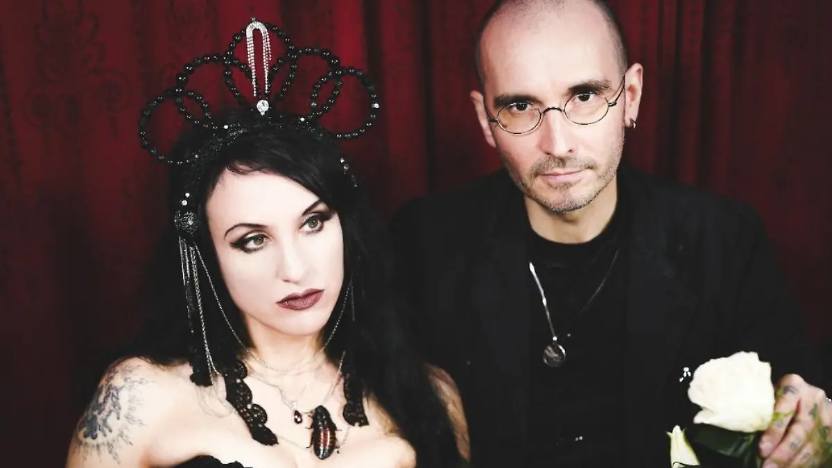 Dr. Bianca Stücker und Dr. Mark Benecke haben sich für ihre neue EP "Songs of Love an Sorrow" mit melancholischen Themen auseinandergesetzt.