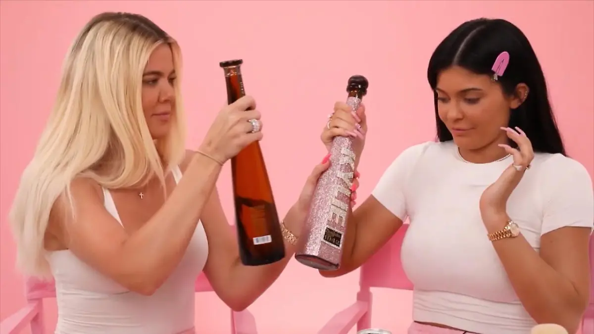 Kylie & Khloé schminken sich besoffen 18 Shots und eine Schminkpalette