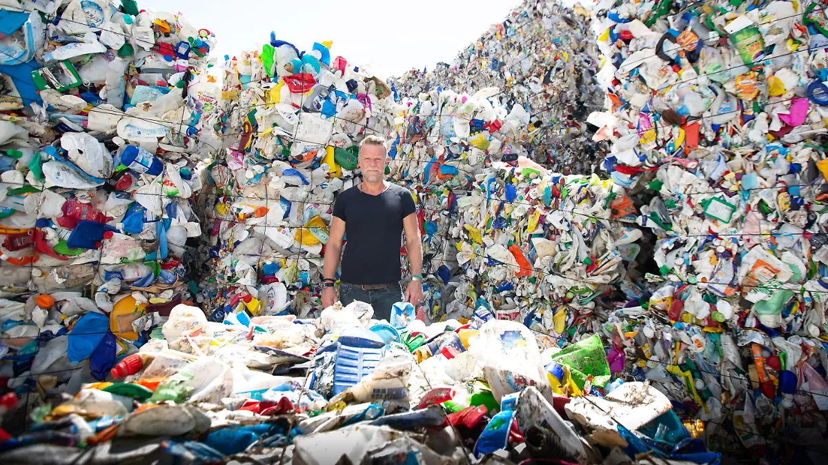Jenke von Wilmsdorff ist umzingelt von Plastikmüll.