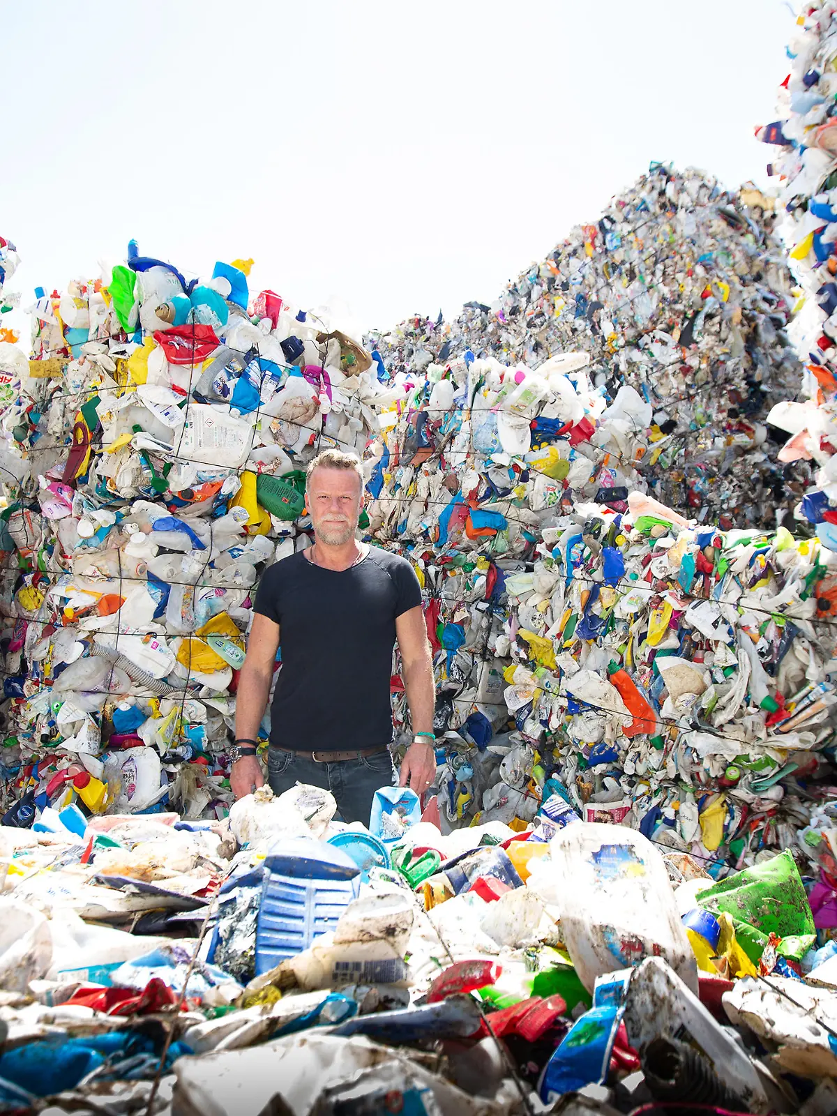 Jenke von Wilmsdorff ist umzingelt von Plastikmüll.