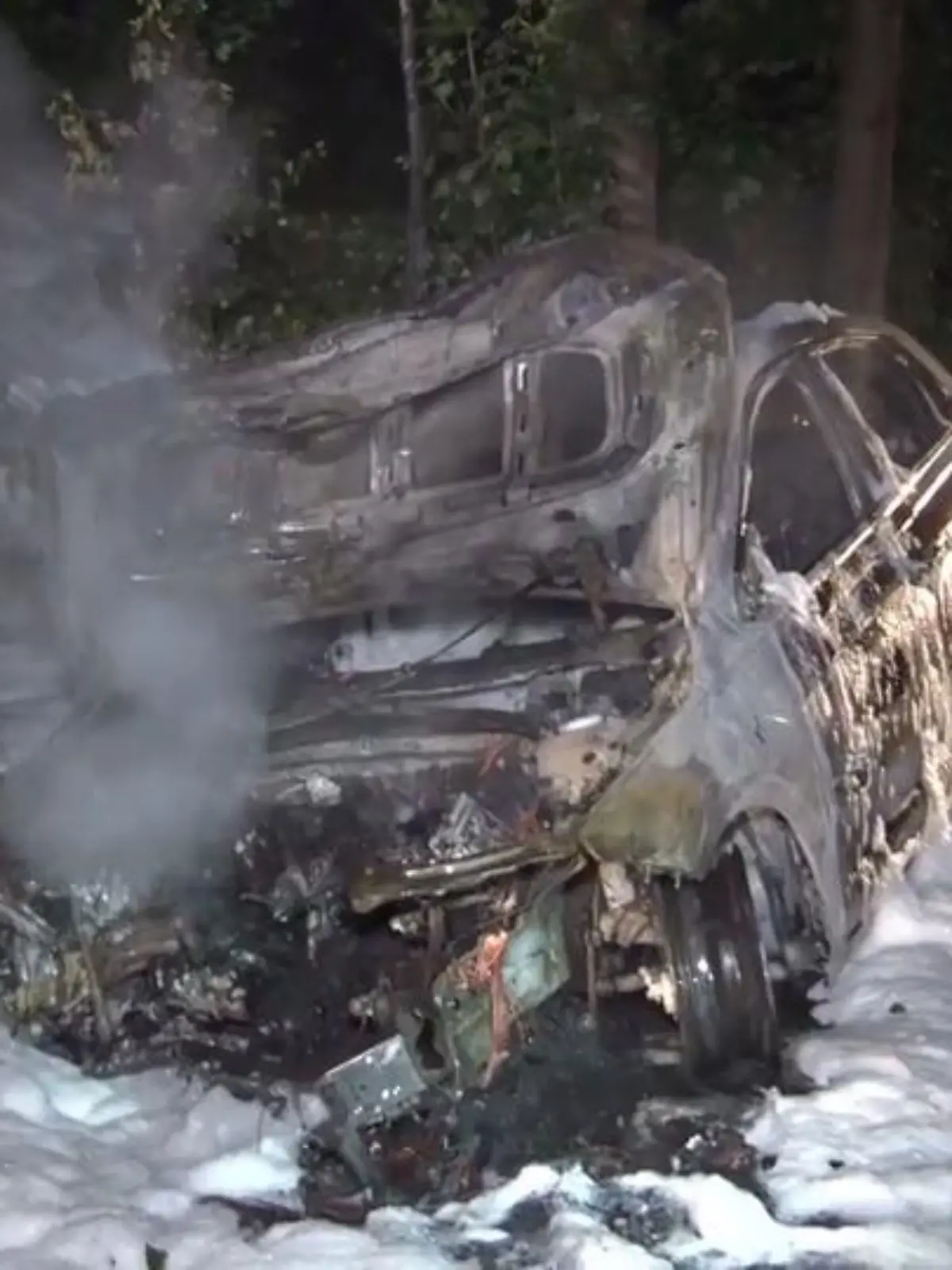 Bild zu: "Betrunkener klaut Auto und fährt gegen Baum"