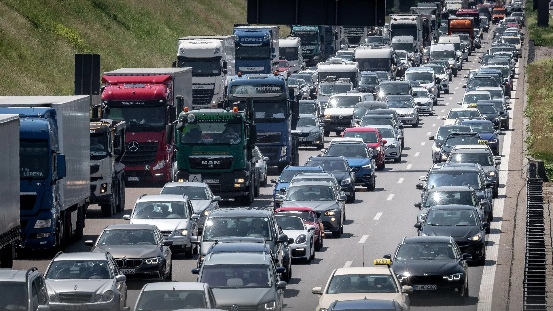 ARCHIV - 07.06.2019, Bayern, München: Autos bilden auf der A9 Richtung Nürnberg im Stau eine Rettungsgasse. (zu dpa-Story: «Zauberformel E-Fuels: Wie alle Autos klimaneutral werden könnten» vom 04.07.2019) Foto: Sina Schuldt/dpa +++ dpa-Bildfunk +++