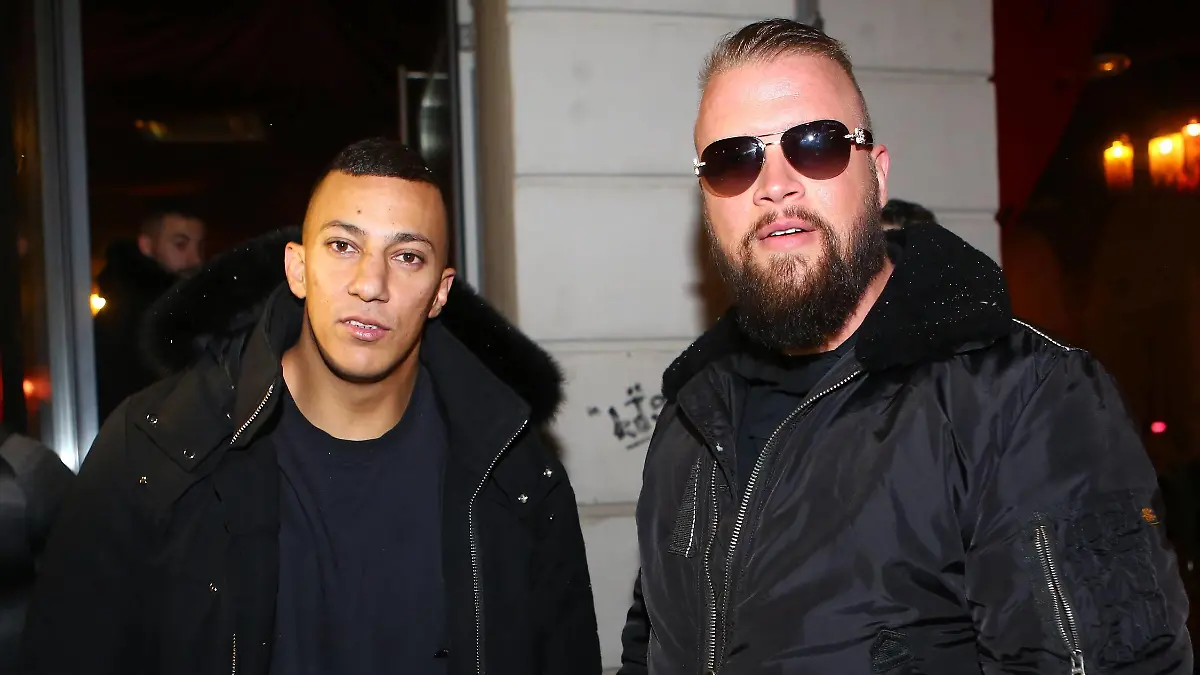 Im Bild: Kollegah und Farid Bang bei einer Autogrammstunde nach ihrem abgesagten Konzert in Dresden Dresden - Trotz abgesagtem Konzert: Kollegah und Farid Bang kommen nach Dresden *** In the picture Kollegah and Farid Bang at an autograph session after their canceled concert in Dresden Dresden Despite a canceled concert Kollegah and Farid Bang are coming to Dresden xcex  