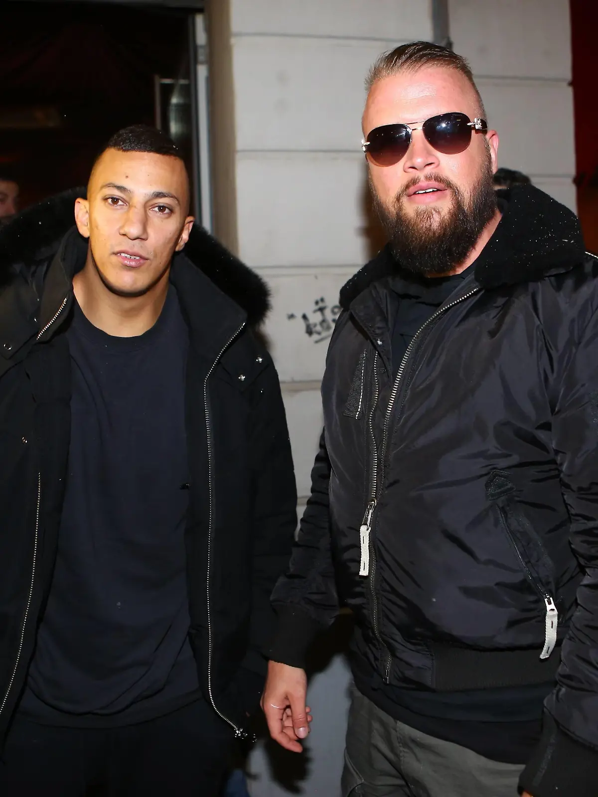 Im Bild: Kollegah und Farid Bang bei einer Autogrammstunde nach ihrem abgesagten Konzert in Dresden Dresden - Trotz abgesagtem Konzert: Kollegah und Farid Bang kommen nach Dresden *** In the picture Kollegah and Farid Bang at an autograph session after their canceled concert in Dresden Dresden Despite a canceled concert Kollegah and Farid Bang are coming to Dresden xcex  