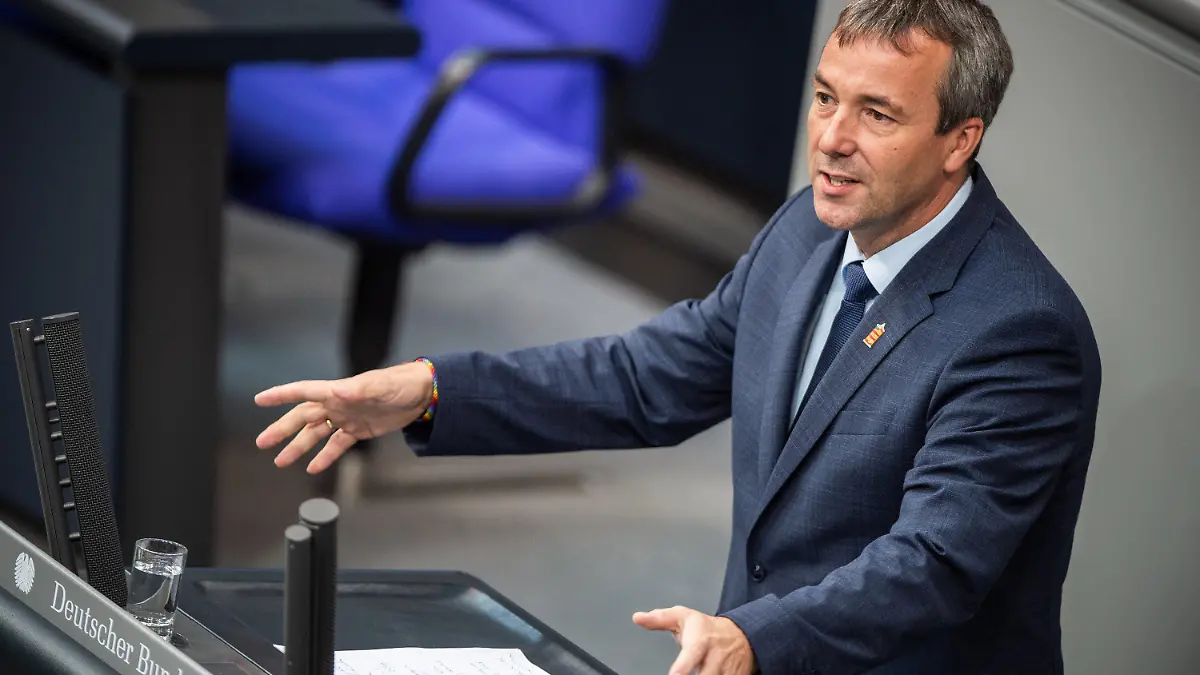 ARCHIV - 26.09.2019, Berlin: Johann Saathoff (SPD) spricht bei der 115. Sitzung des Bundestages zu den Abgeordneten. Auf Plattdeutsch, Friesisch und Dänisch wollen Abgeordnete im Bundestag am Donnerstag über den Schutz der in Deutschland anerkannten Minderheitensprachen debattieren. Anlass ist der 25. Jahrestag des Inkrafttretens der Europäischen Charta der Regional- und Minderheitensprachen am 1. März 2023. (zu dpa: «Platt im Plenum: Bundestag debattiert in Minderheitensprachen») Foto: Arne Immanuel Bänsch/dpa +++ dpa-Bildfunk +++