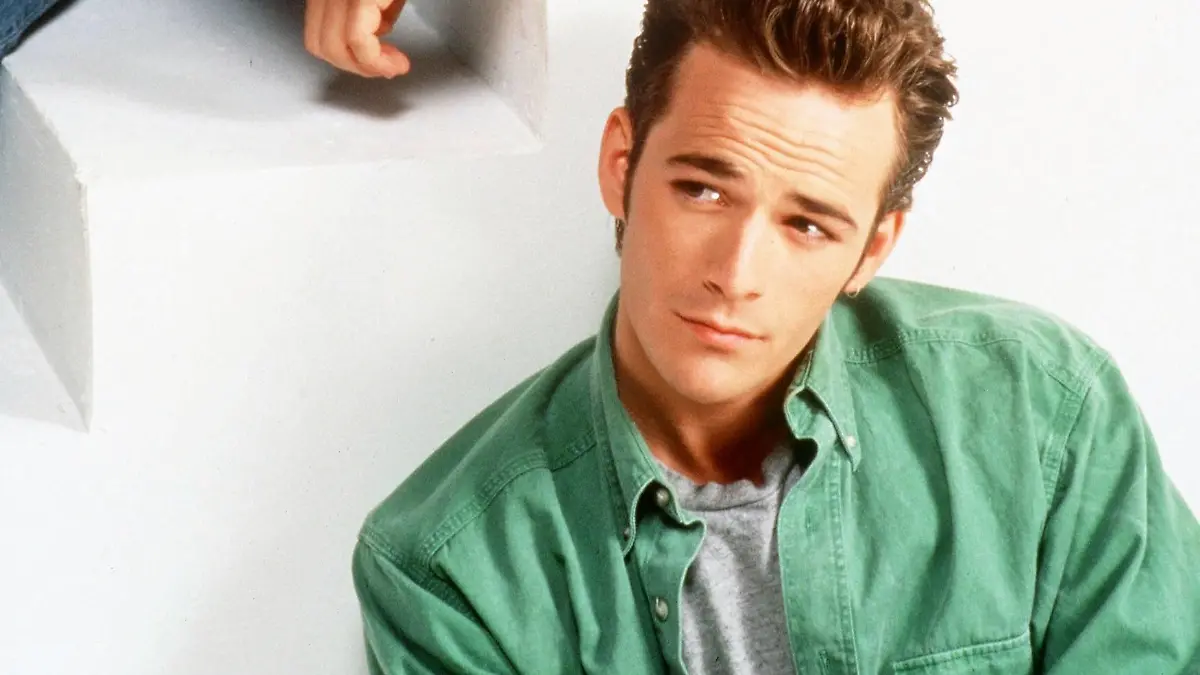 Schauspieler Jason Priestly (li.) und Luke Perry (beide USA) in der Fernsehserie Beverly Hills 90210 - ACHTUNG - NUTZUNG NUR BEI FILMTITEL NENNUNG! - PUBLICATIONxINxGERxSUIxAUTxHUNxONLY (FXX2000042215)