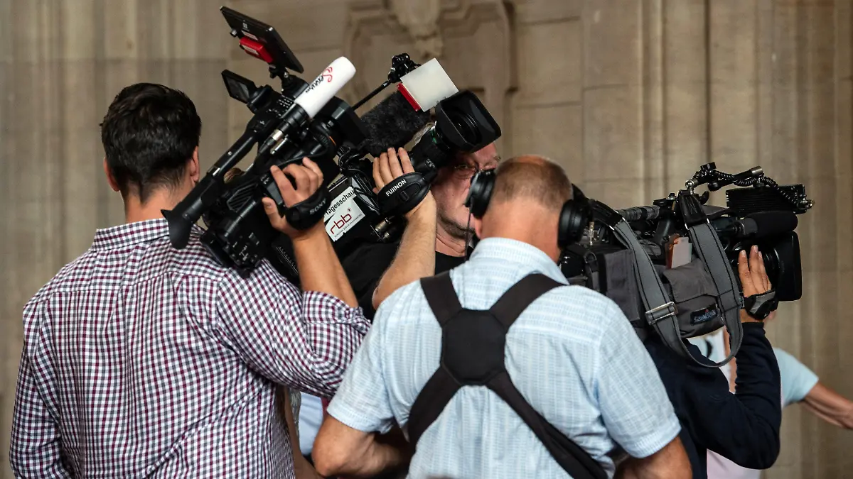 07.08.2019, Berlin: Jornalisten stehen vor dem Verhandlungssaal im Kriminalgericht Moabit. Dort muss sich Ali K. wegen des Mordes an der Schülerin Georgine verantworten. Die Schülerin ist seit knapp 13 Jahren verschwunden. Die Leiche der damals 14-Jährigen ist bis heute nicht gefunden worden. Foto: Paul Zinken/dpa +++ dpa-Bildfunk +++