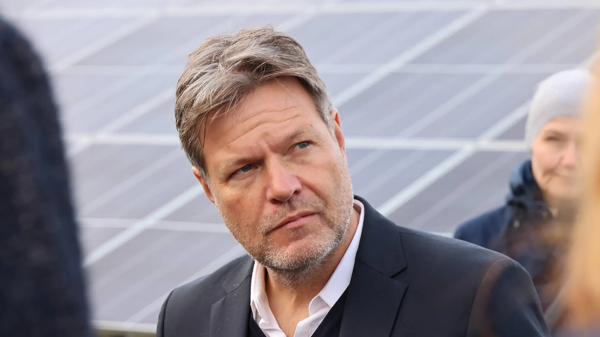 Kraftwerk und Energiewende Habeck, 22.02.2023, Germany, Klettwitz, Brandenburg, 170 MW Solar und Winpark mit Bundeswirtschaftsminister Roberz Habeck, aber die Leitungen sind zu schwach, um den Peak aufzunehmen. Betreiber GP Joule c , Spremberg Brandenburg Germany *** Power plant and energy transition Habeck, 22 02 2023, Germany, Klettwitz, Brandenburg, 170 MW solar and wind farm with Federal Minister of Economics Roberz Habeck, but the lines are too weak to accommodate the peak Ope