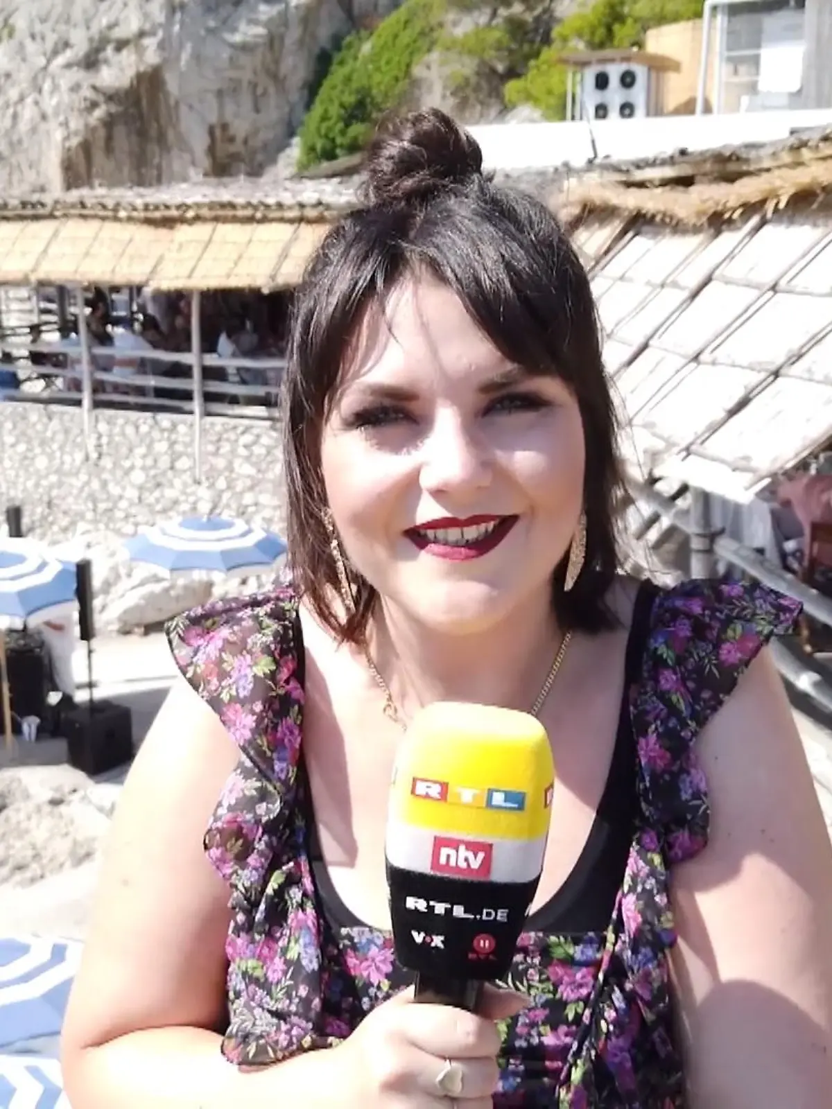Bild zu: "Reporterin berichtet von der After-Wedding Party"