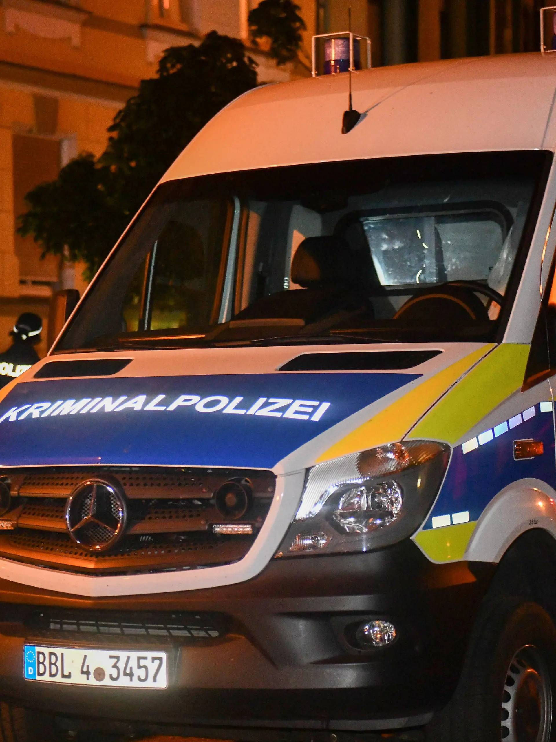 04.08.2019, Brandenburg: Ein Polizeifahrzeug steht vor einem Haus. Die Polizei hat eine 26-Jährige in Brandenburg an der Havel tot in ihrer Wohnung aufgefunden. «Derzeit gehen wir von einem Tötungsverbrechen aus», sagte ein Polizeisprecher am Sonntagabend. Tatverdächtig sei ein 24-jähriger Deutscher, der mit der Frau in der Wohnung gelebt habe. Die Fahndung nach ihm laufe. Foto: Annette Riedl/dpa +++ dpa-Bildfunk +++