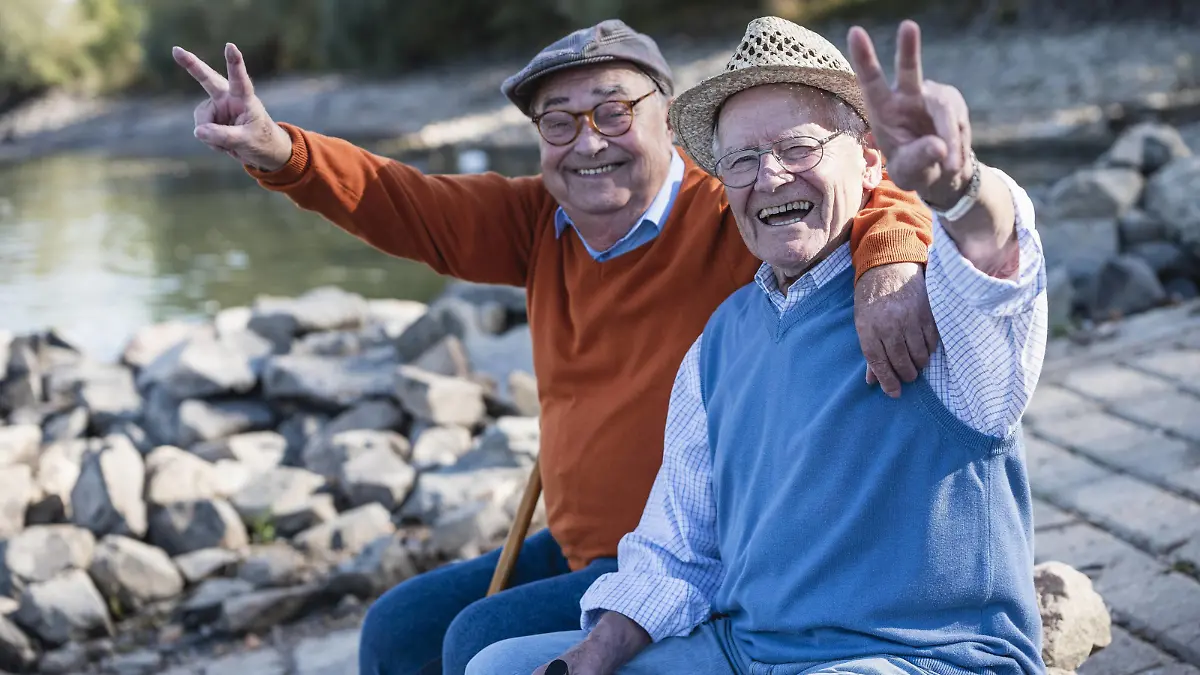 Two old friends sitting by the riverside, having fun model released Symbolfoto PUBLICATIONxINxGERxSUIxAUTxHUNxONLY UUF15505
