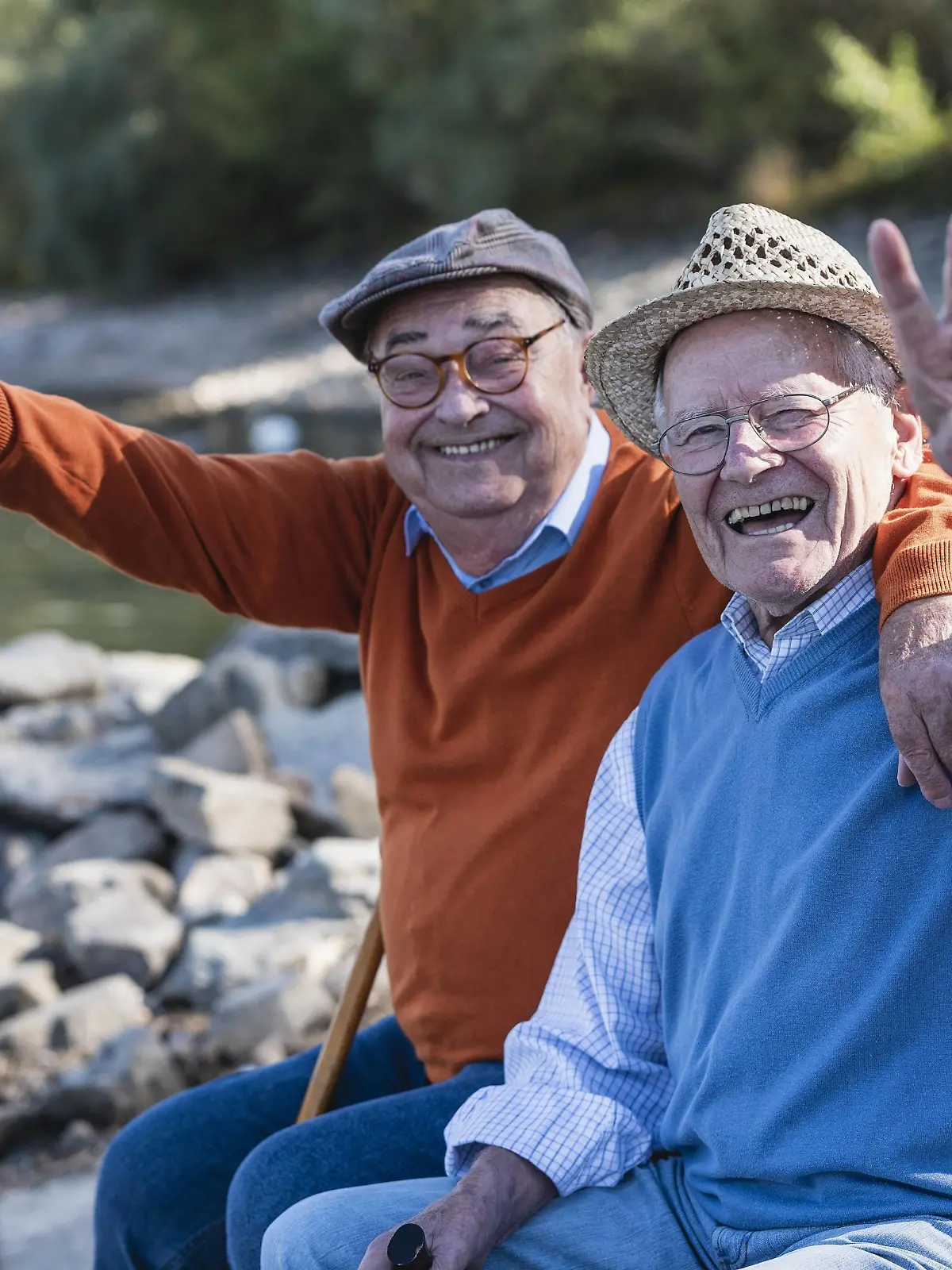 Two old friends sitting by the riverside, having fun model released Symbolfoto PUBLICATIONxINxGERxSUIxAUTxHUNxONLY UUF15505  
