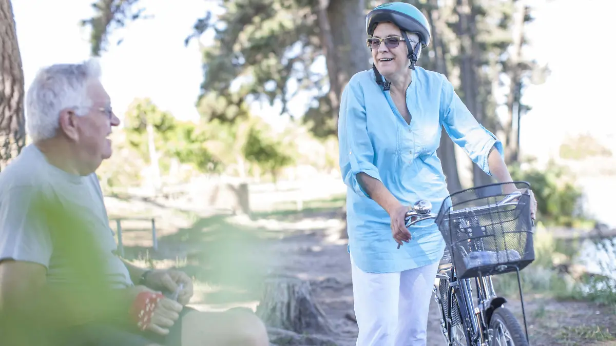Elderly woman with bicycle and senior man having a break in forest model released Symbolfoto PUBLICATIONxINxGERxSUIxAUTxHUNxONLY ZEF008710  