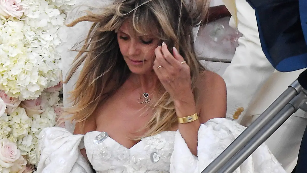 Heidis Traum in Weiß: So geht Heidi in ihre 3. Eherunde Barfuss-Brautpaar