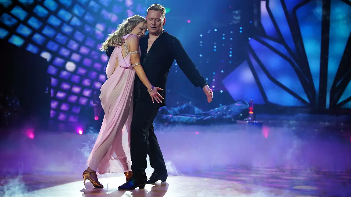 Jens "Knossi" Knossalla und Isabel Edvardsson tanzen Rumba.

Die Verwendung des sendungsbezogenen Materials ist nur mit dem Hinweis und Verlinkung auf RTL+ gestattet.