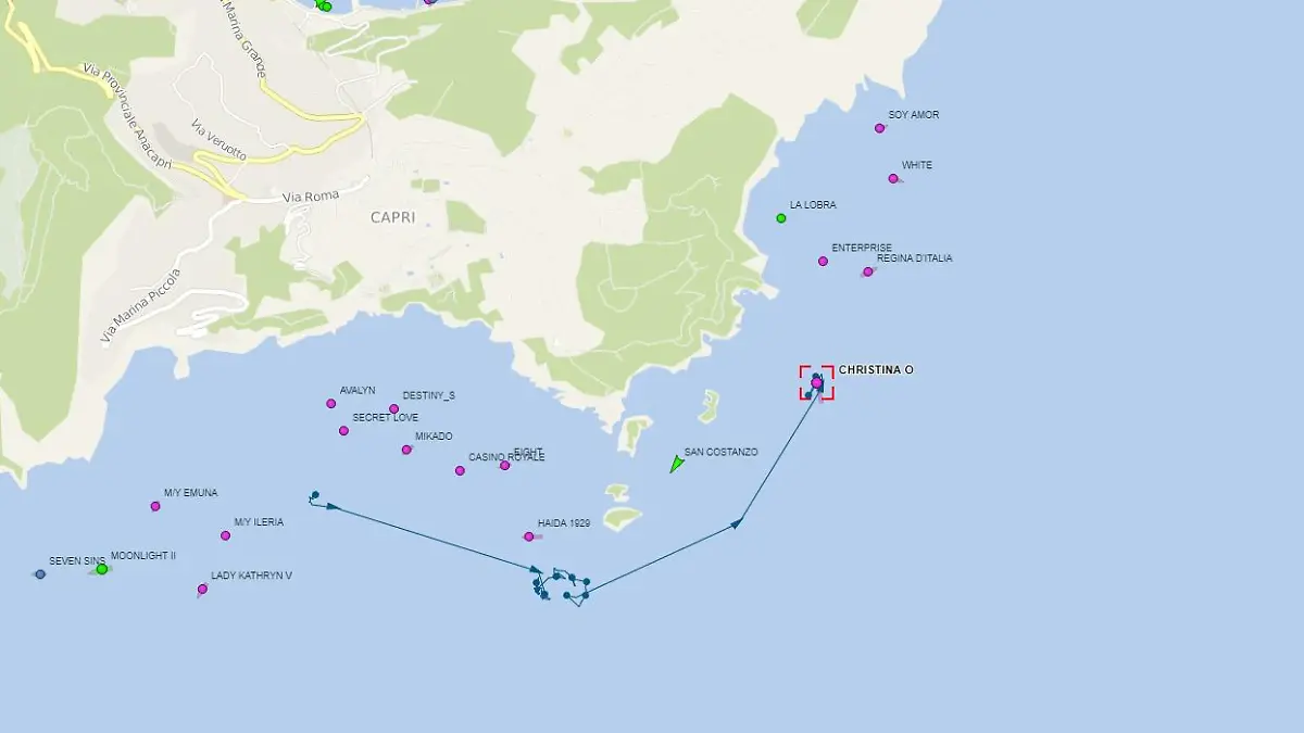 Die "Christina O." hat ihren Ankerplatz von gestern verlassen und ist vor der Ostküste Capris vor Anker gegangen.
