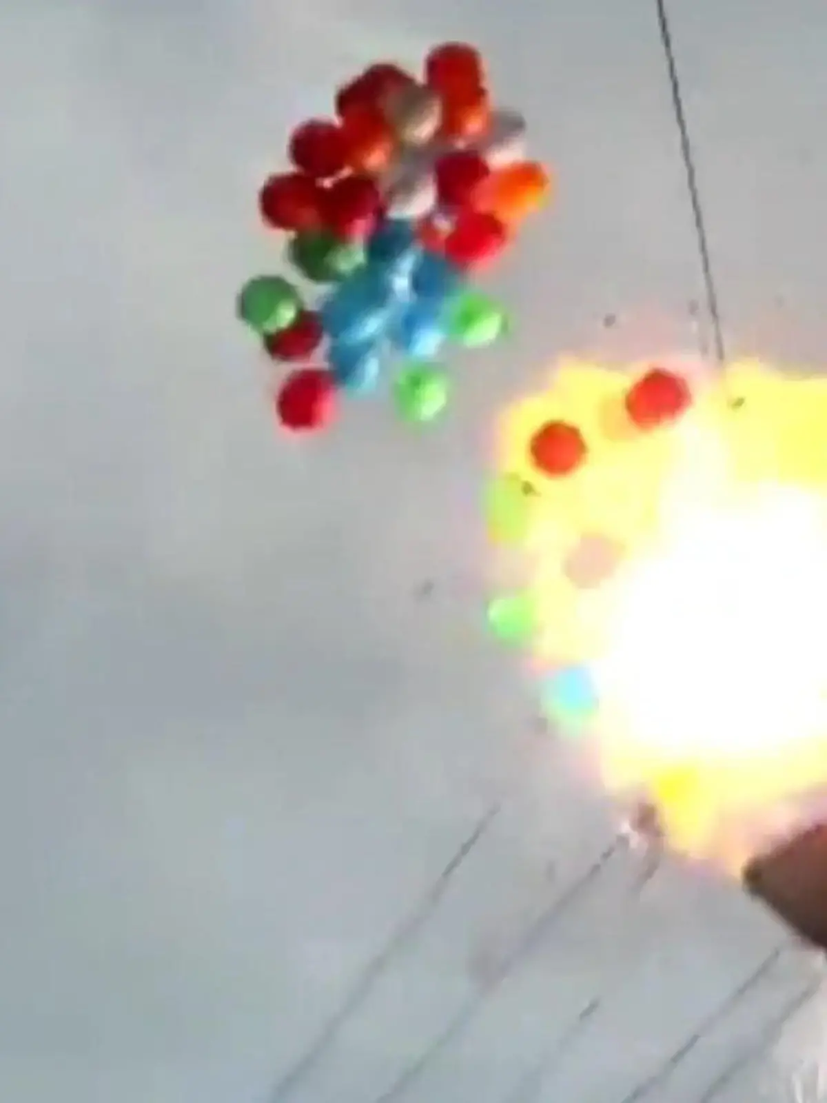 Auf einer Ministeriums-Veranstaltung in Indonesien zum Thema Gesundheit, soll der Start fröhlich gefeiert werden. Per Countdown lässt der Bürgermeister bunte Ballons starten – direkt neben einer Hochspannungsleitung. Es kommt zur riesigen Explosion, bei der nur mit viel Glück niemand verletzt wurde und es keine Stromausfälle gab.