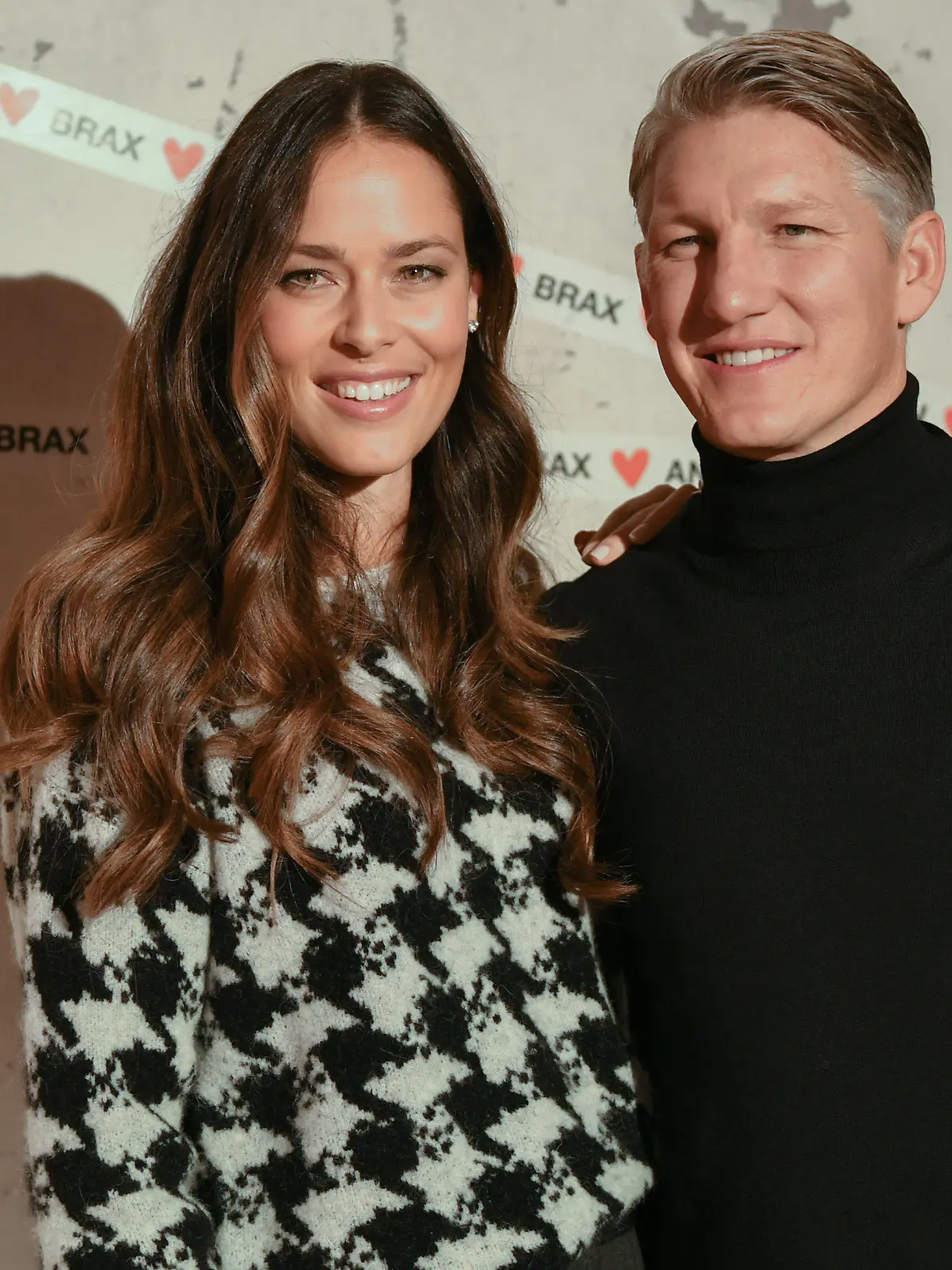 ARCHIV - 14.01.2020, Berlin: Bastian Schweinsteiger, Fußball-Nationalspieler, und seine Frau Ana Ivanovic bei einem Kundenevent des Labels Brax im Gebäude «Fabrik 23». Die Ehefrau von Bastian Schweinsteiger, Ana Ivanovic, hat in einem Film über ihren Mann verraten, welchen deutschen Satz dieser ihr als ersten beigebracht hat. (zu dpa «Schweinsteiger-Frau Ana verrät: Diesen Satz brachte er mir zuerst bei») Foto: Jens Kalaene/dpa-Zentralbild/dpa +++ dpa-Bildfunk +++