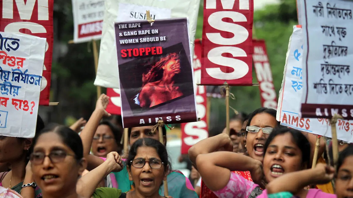 epa03670178 (FILE) Indian activists from different non-governmental organisations hold placards and shout anti-government slogans during a protest against the alleged rape of a five-year-old girl, in Calcutta, India, 20 April 2013. Officers said on 20 April that police arrested a suspect in the rape and kidnapping of a five-year-old girl in New Delhi. EPA/PIYAL ADHIKARY (zu dpa «Vierjähriges Mädchen stirbt in Indien nach Vergewaltigung» vom 30.04.2013) +++(c) dpa - Bildfunk+++