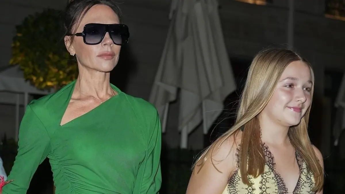 BGUK_2475259 - Paris, FRANCE - The Beckham family pictured attending the Victoria Beckham after-show as part of Paris Fashion Week on September 30, 2022 in Paris, France.
Pictured: Victoria Beckham and daughter Harper Beckham
BACKGRID UK 30 SEPTEMBER 2022 
BYLINE MUST READ: Dede / BACKGRID


