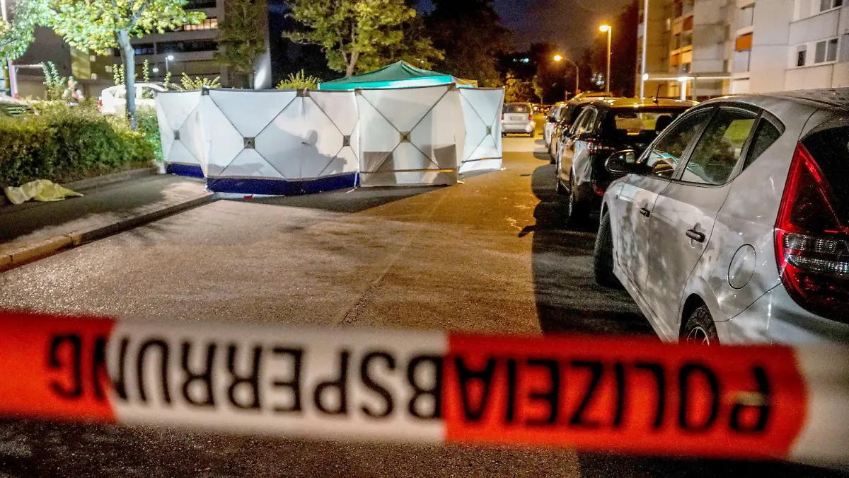 01.08.2019, Baden-Württemberg, Stuttgart: Ein Tatort ist mit einem Band der Polizei abgesperrt. Bei einer Auseinandersetzung in Stuttgart ist ein Mann am Mittwochabend tödlich verletzt worden. (zu dpa: «Erstochen auf offener Straße - Verdächtiger wird vernommen») Foto: Sven Kohls/SDMG/dpa +++ dpa-Bildfunk +++