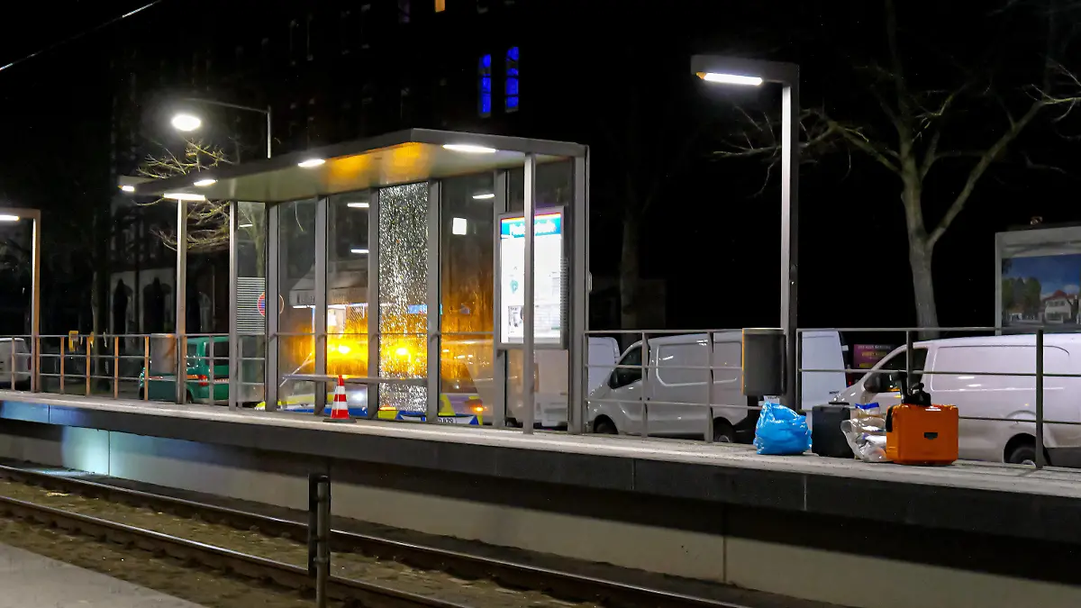 35-Jähriger durch Schuss tödlich verletzt Bei Streitigkeiten wurde ein 35-Jähriger an der Stadtbahnhaltestelle Fiedlerstraße in Hannover-Döhren durch einen Schuss tödlich verletzt. Täter sind auf der Flucht. *** 35 year old man fatally injured by gunshot During quarrels, a 35 year old man was fatally injured by a gunshot at the Fiedlerstraße tram stop in Hanover Döhren Perpetrators are on the run Copyright: xBerndxGüntherx