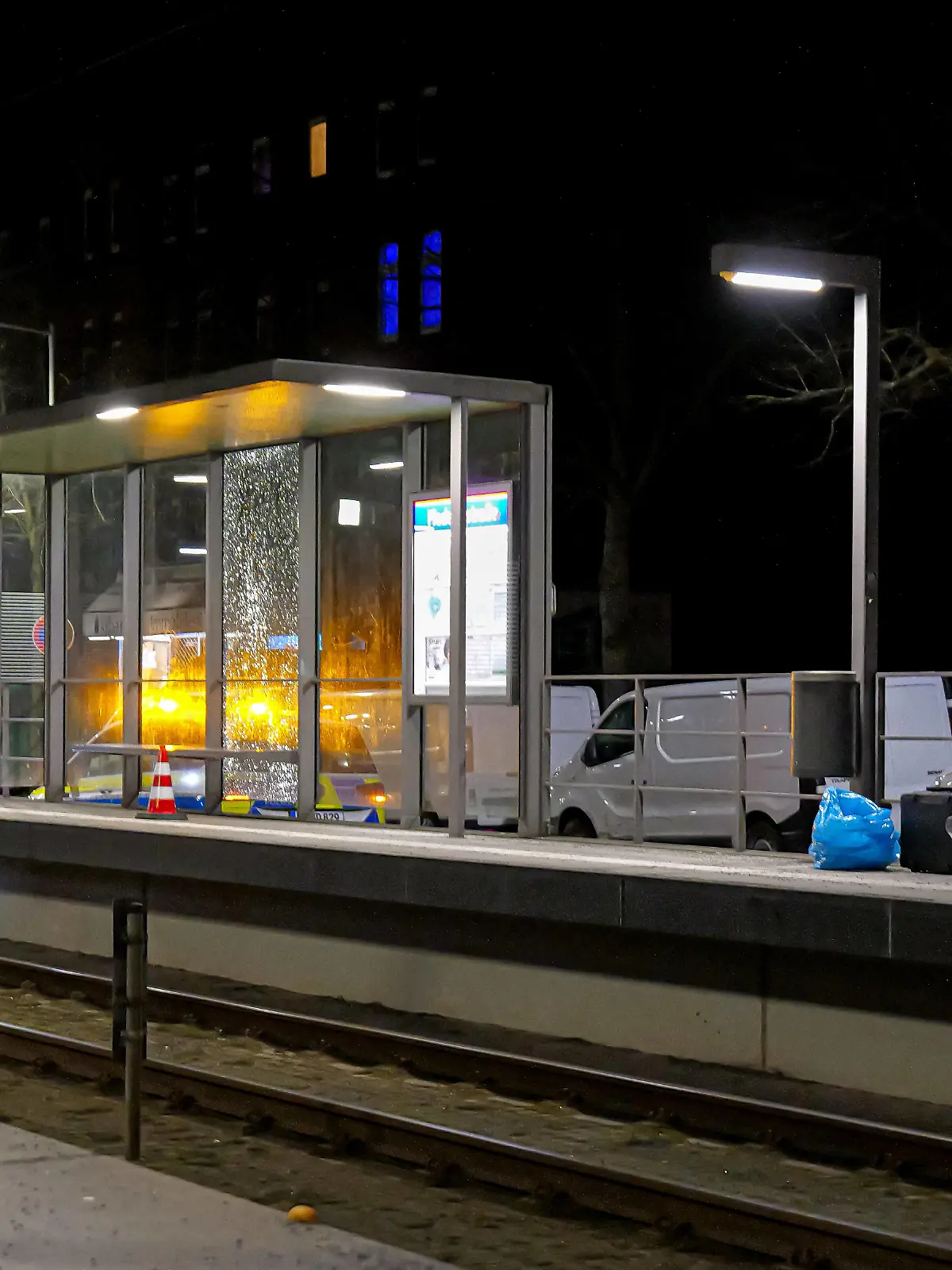 35-Jähriger durch Schuss tödlich verletzt Bei Streitigkeiten wurde ein 35-Jähriger an der Stadtbahnhaltestelle Fiedlerstraße in Hannover-Döhren durch einen Schuss tödlich verletzt. Täter sind auf der Flucht. *** 35 year old man fatally injured by gunshot During quarrels, a 35 year old man was fatally injured by a gunshot at the Fiedlerstraße tram stop in Hanover Döhren Perpetrators are on the run Copyright: xBerndxGüntherx