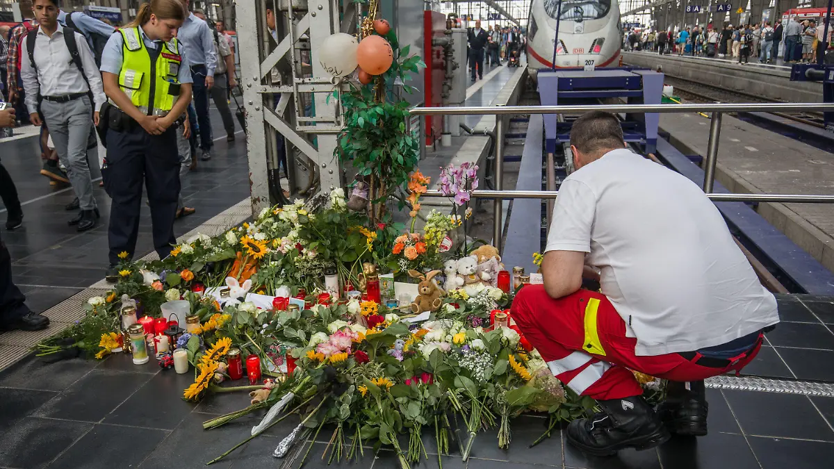 dpatopbilder - 30.07.2019, Hessen, Frankfurt/Main: Ein Ersthelfer, der am Tag zuvor vor Ort war, legt am Bahnsteig 7 im Frankfurter Hauptbahnhof Blumen nieder. Ein achtjähriger Junge ist im Frankfurter Hauptbahnhof von einem Mann vor den einfahrenden ICE gestoßen und getötet worden. Foto: Frank Rumpenhorst/dpa +++ dpa-Bildfunk +++
