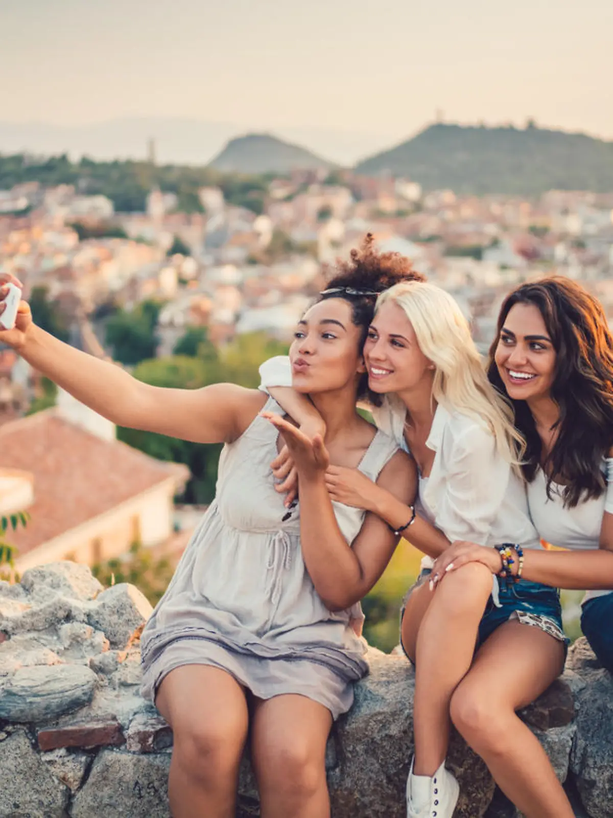 Drei Freundinnen machen ein Selfie.
