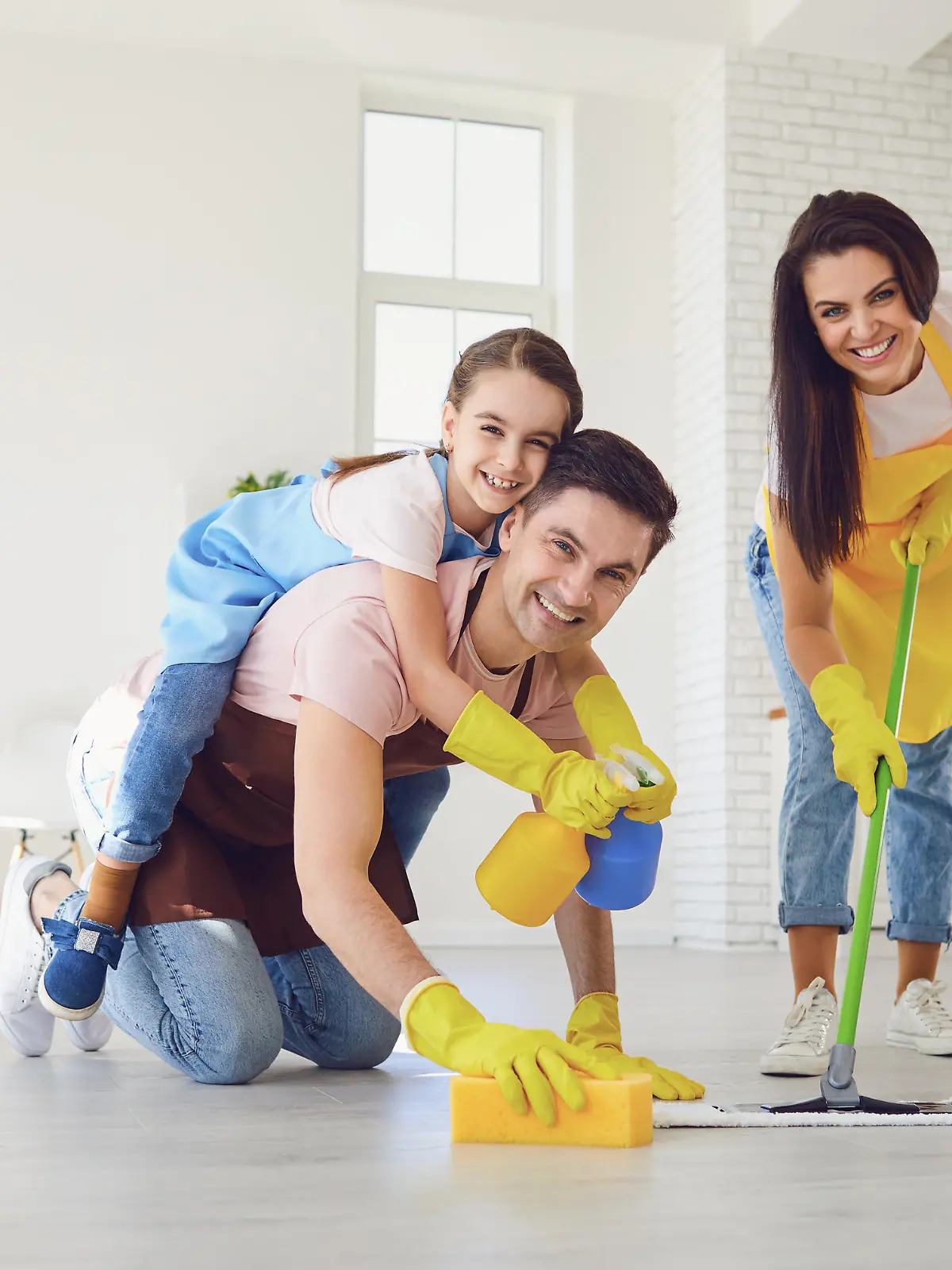 Frühjahrsputz: Familie wischt den Fußboden.