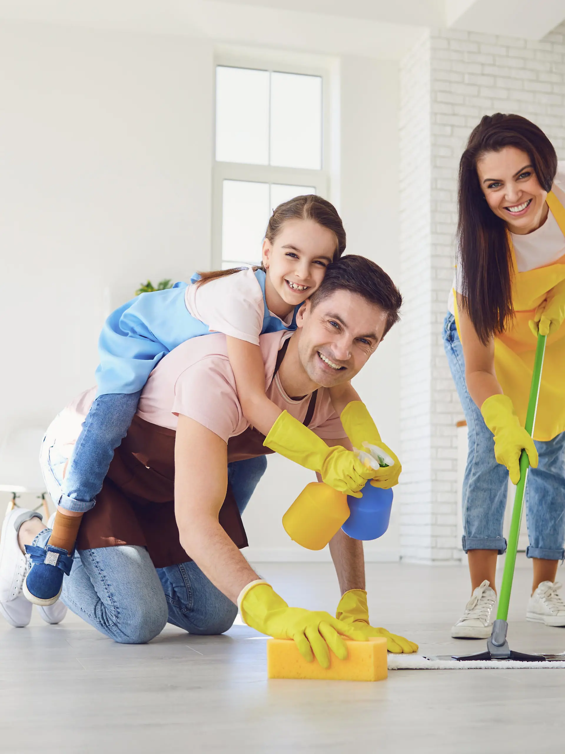 Frühjahrsputz: Familie wischt den Fußboden.