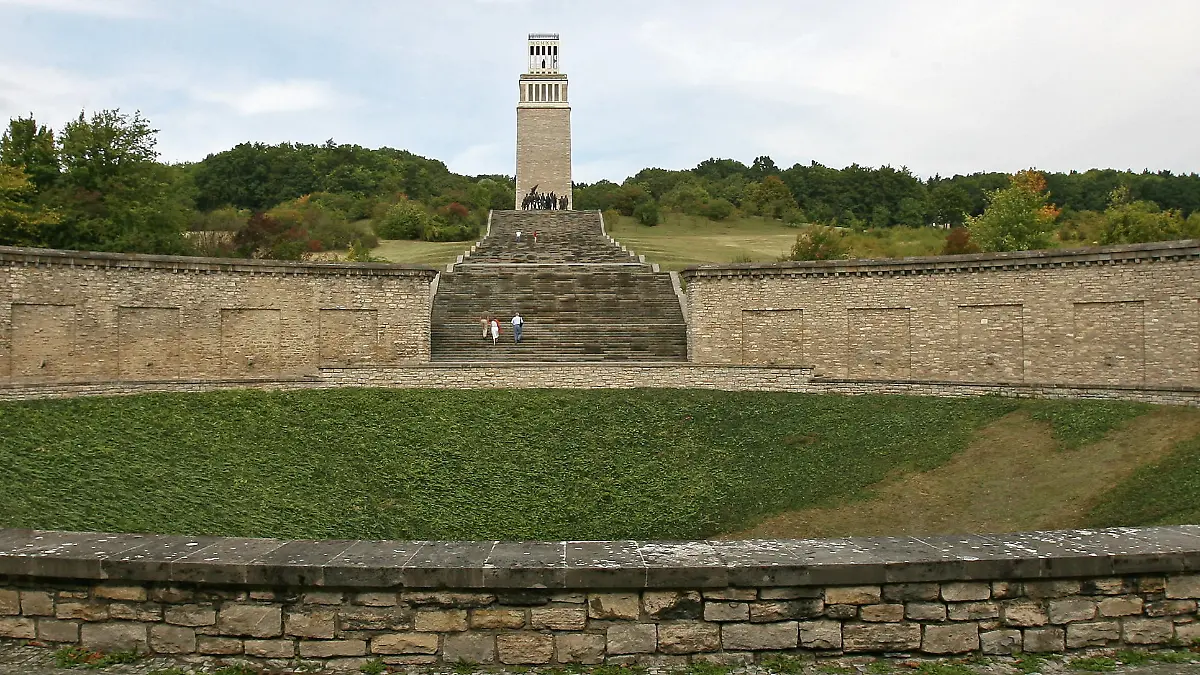 Die Gedenkstätte des früheren KZ Buchenwald mit dem Glockenturm und der Cremer-Plastik, aufgenommen am Mittwoch (10.09.2008) bei Weimar. Vor 50 Jahren im September 1958 wurde die Nationale Mahn- und Gedenkstätte Buchenwald mit einem Staatsakt der DDR-Regierung eingeweiht. Die Überlebenden und die Familien der Toten hatten erstmals eine Stätte, an der sie ihrer toten Kameraden und Angehörigen gedenken konnten. Foto: Martin Schutt dpa/lth (zu Korr.-Bericht lth 4060 vom 10.09.2008) +++(c) dpa - Report+++