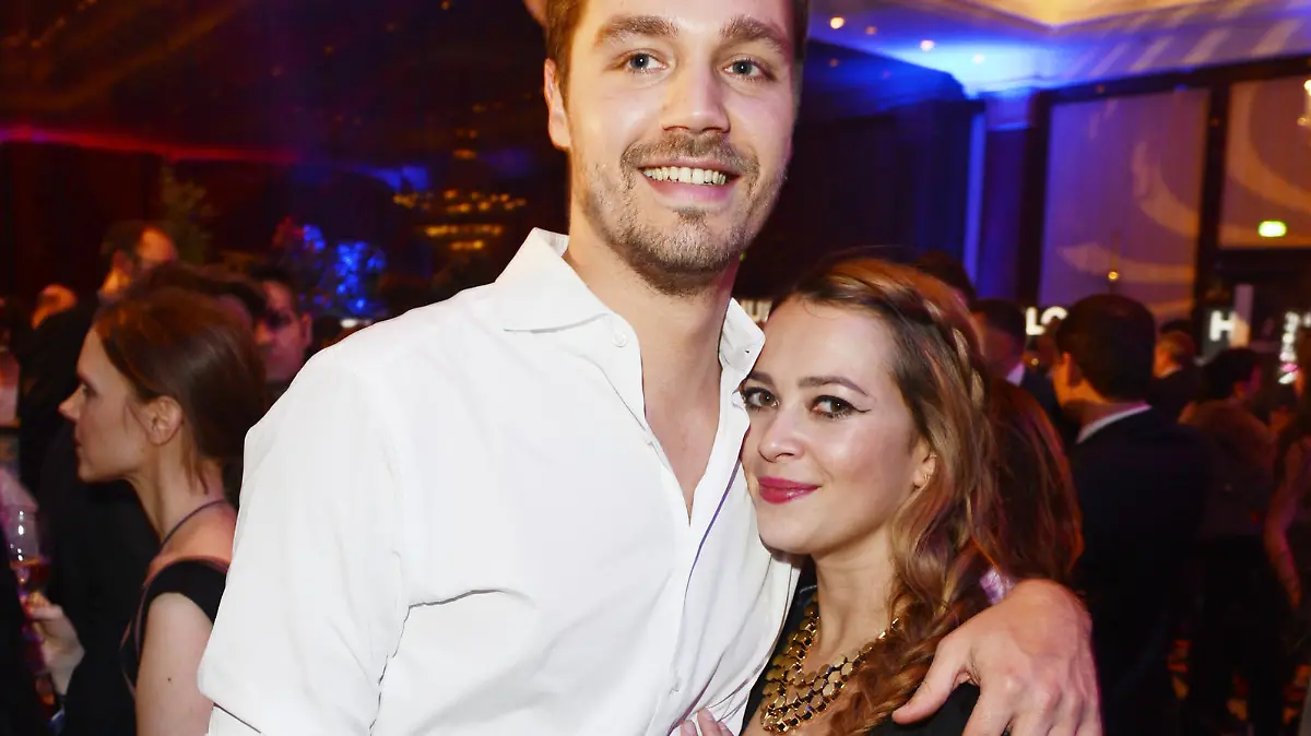 Die Schauspielerin Laura Osswald und ihr Freund Krishan Weber posieren am 07.02.2014 bei den 64. Filmfestspielen in Berlin zur Party "Movie Meets Media" im Hotel Ritz-Carlton. Die Party findet traditionell im Rahmen der Berlinale statt. Foto: Jens Kalaene/dpa