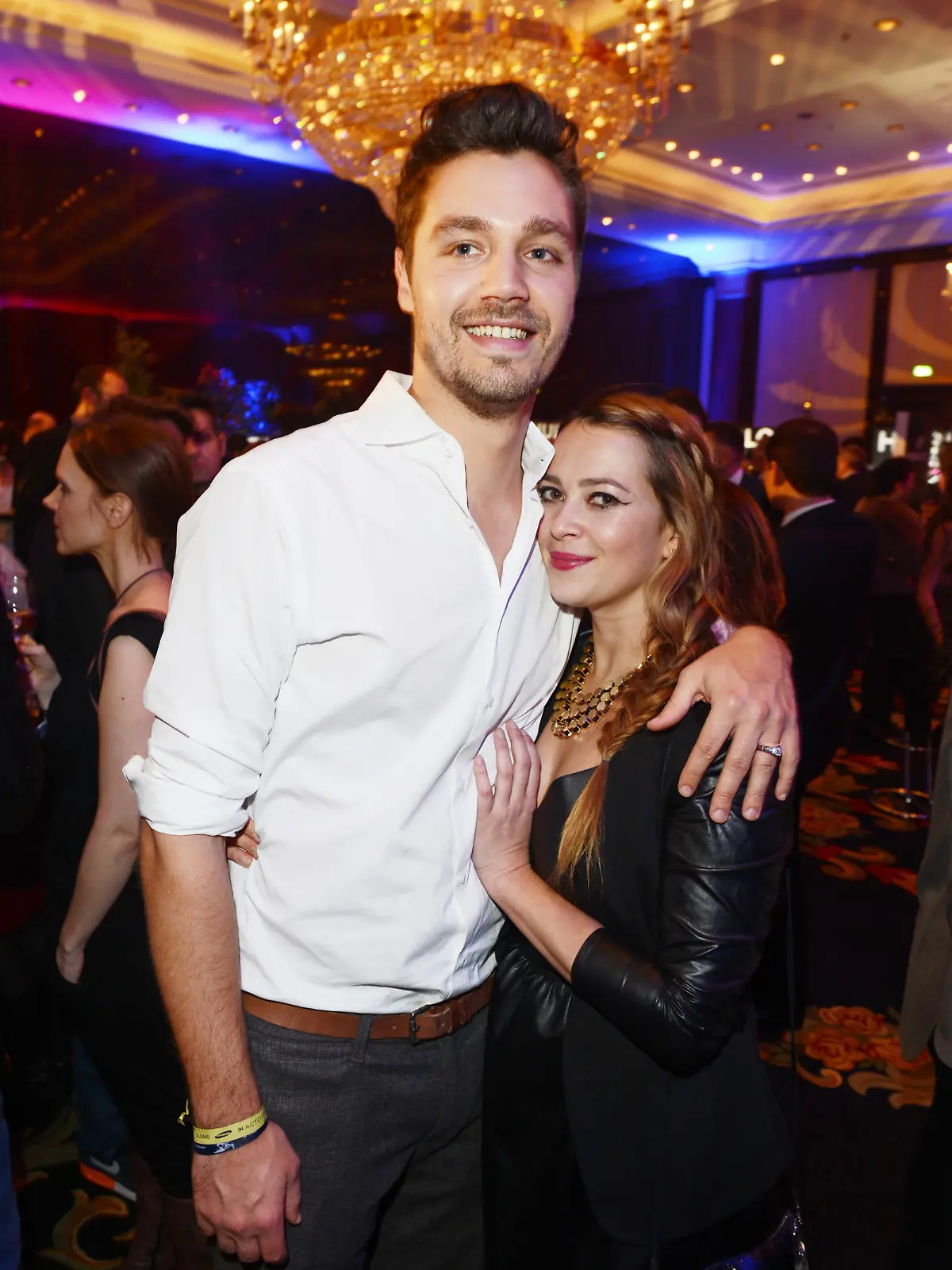 Die Schauspielerin Laura Osswald und ihr Freund Krishan Weber posieren am 07.02.2014 bei den 64. Filmfestspielen in Berlin zur Party "Movie Meets Media" im Hotel Ritz-Carlton. Die Party findet traditionell im Rahmen der Berlinale statt. Foto: Jens Kalaene/dpa