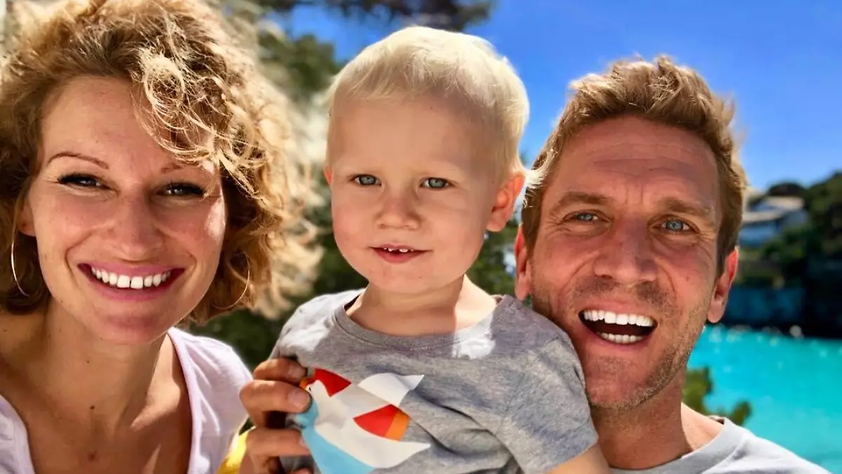 Janni Hönscheid und Peer Kusmagk  mit Söhnchen Emil-Ocean