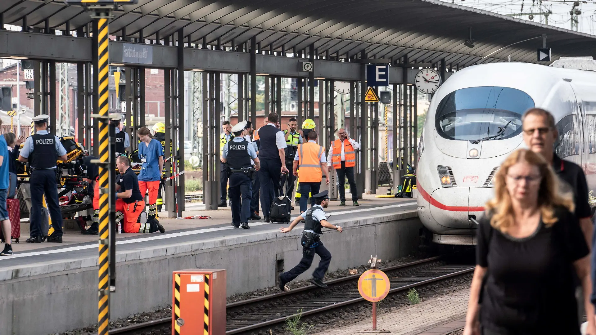 29.07.2019, Hessen, Frankfurt/Main: Ein ICE steht am Gleis 7 des Frankfurter Hauptbahnhofs, nachdem es bei der Einfahrt des Zuges zu einem Zwischenfall mit einem Kind kam. Das Kind sei nach ersten Erkenntnissen auf die Gleise geraten und offenbar von einem einfahrenden Zug überrollt worden, sagte eine Polizeisprecherin am Vormittag. Vier Gleise seien gesperrt worden. Foto: Frank Rumpenhorst/dpa +++ dpa-Bildfunk +++