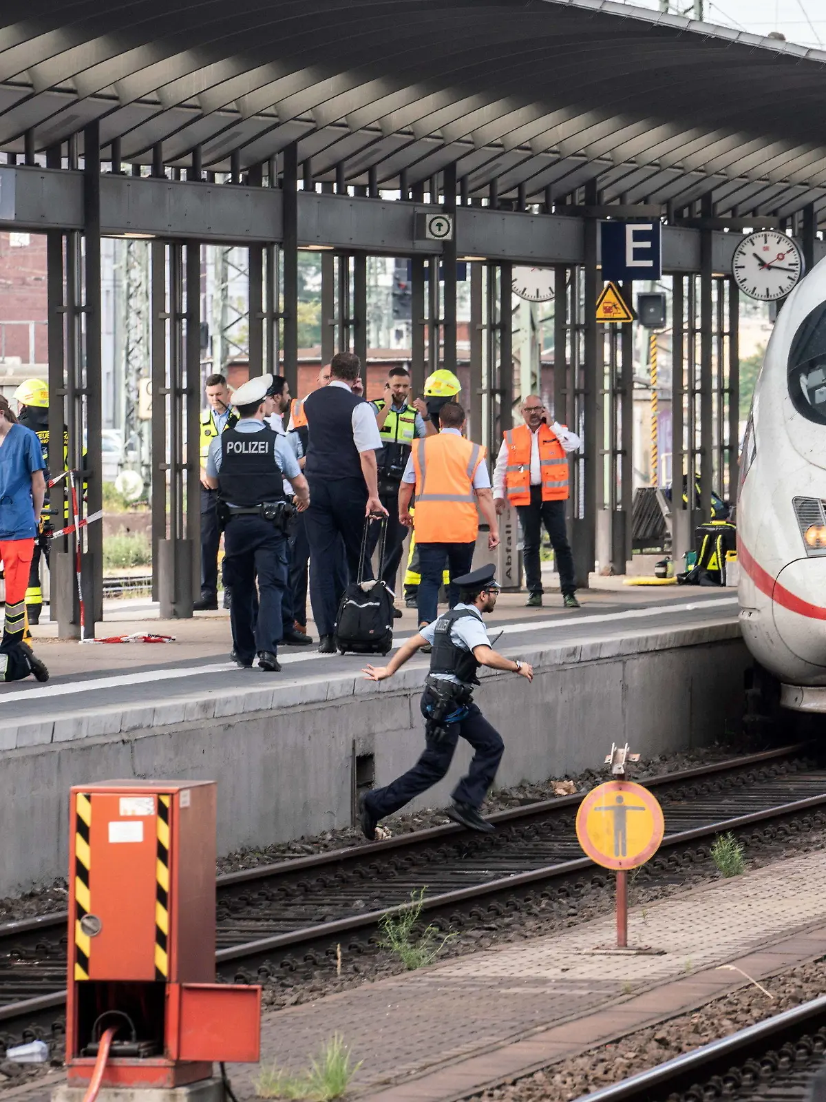 29.07.2019, Hessen, Frankfurt/Main: Ein ICE steht am Gleis 7 des Frankfurter Hauptbahnhofs, nachdem es bei der Einfahrt des Zuges zu einem Zwischenfall mit einem Kind kam. Das Kind sei nach ersten  Erkenntnissen auf die Gleise geraten und offenbar von einem einfahrenden Zug überrollt worden, sagte eine Polizeisprecherin am Vormittag. Vier Gleise seien gesperrt worden. Foto: Frank Rumpenhorst/dpa +++ dpa-Bildfunk +++