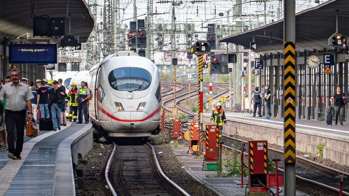29.07.2019, Hessen, Frankfurt/Main: Reisende (l) verlassen einen ICE im Frankfurter Hauptbahnhof, nachdem es bei der Einfahrt des Zuges zu einem schweren Unfall kam. Ein achtjähriger Junge ist am Montag im Frankfurter Hauptbahnhof von einem Mann am Gleis 7 vor einen einfahrenden Zug gestoßen und getötet worden. Ein Tatverdächtiger wurde festgenommen, wie die Polizei mitteilte. Foto: Frank Rumpenhorst/dpa +++ dpa-Bildfunk +++