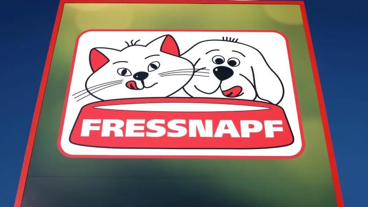 Das Logo von Fressnapf steht vor einer Filiale