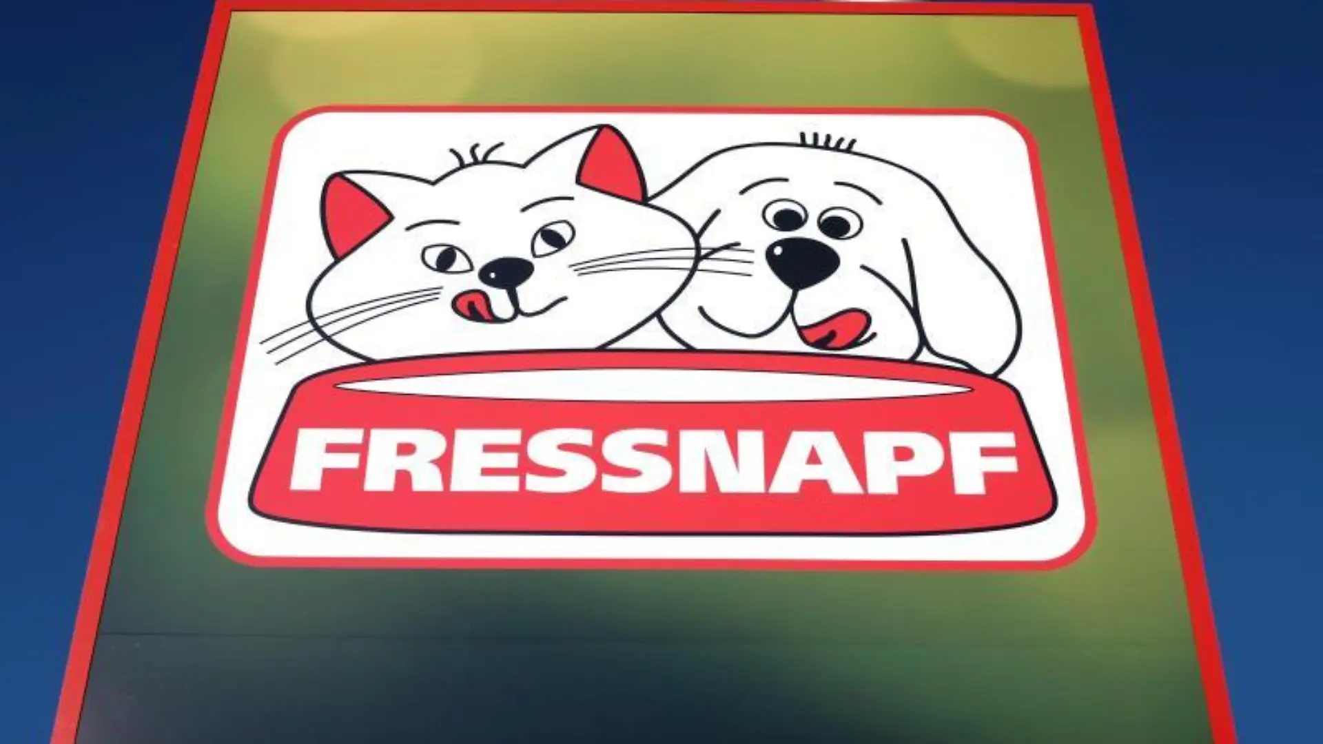 Das Logo von Fressnapf steht vor einer Filiale