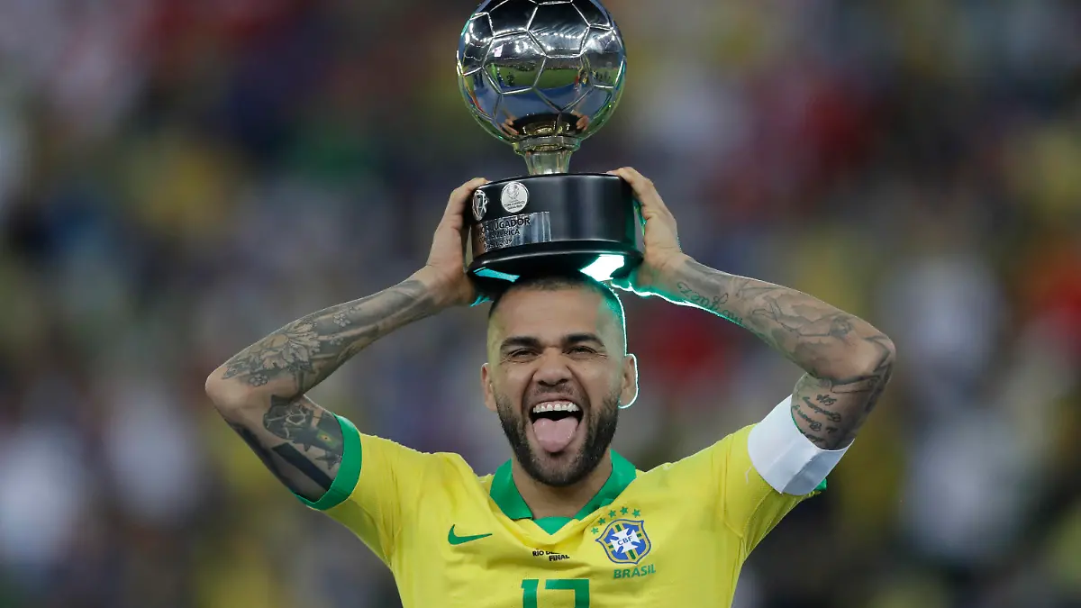07.07.2019, Brasilien, Rio De Janeiro: Fußball: Copa America, Finale, Brasilien - Peru. Brasiliens Dani Alves jubelt mit der Trophäe. Foto: Andre Penner/AP/dpa +++ dpa-Bildfunk +++