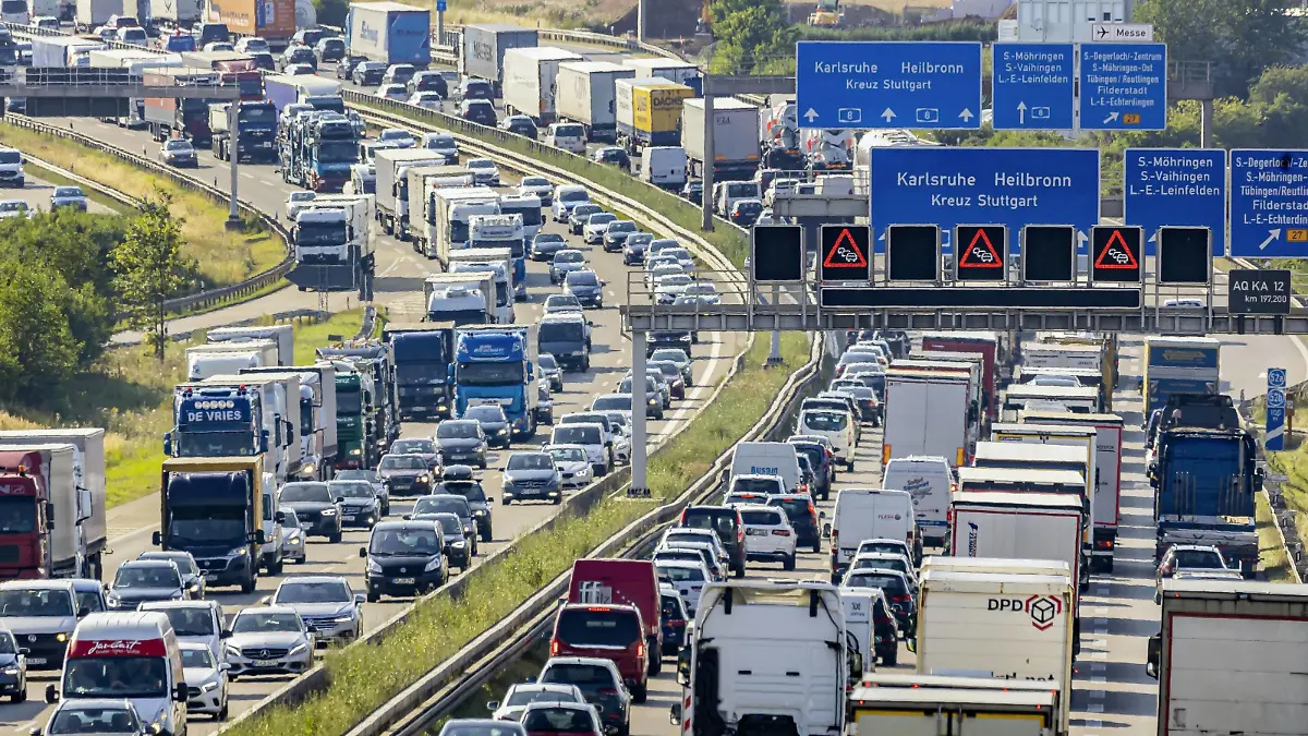 News Bilder des Tages DEU, Deutschland, Baden-Württemberg, Stuttgart, 25.07.2019: Am Wochenende startet auch Baden-Württemberg und Bayern in die Schulferien. Der Reiseverkehr dürfte - wie hier auf der Autobahn A8 am Stuttgarter Kreuz - zu zahlreichen Verkehrsbehinderungen und Staus führen. *** DEU, Germany, Baden Württemberg, Stuttgart, 25 07 2019 At the weekend, Baden Württemberg and Bavaria will also start school holidays Travel traffic, as here on the A8 motorway at the Stuttgart junction, is likely to lead to numerous traffic obstructions and traffic jams  