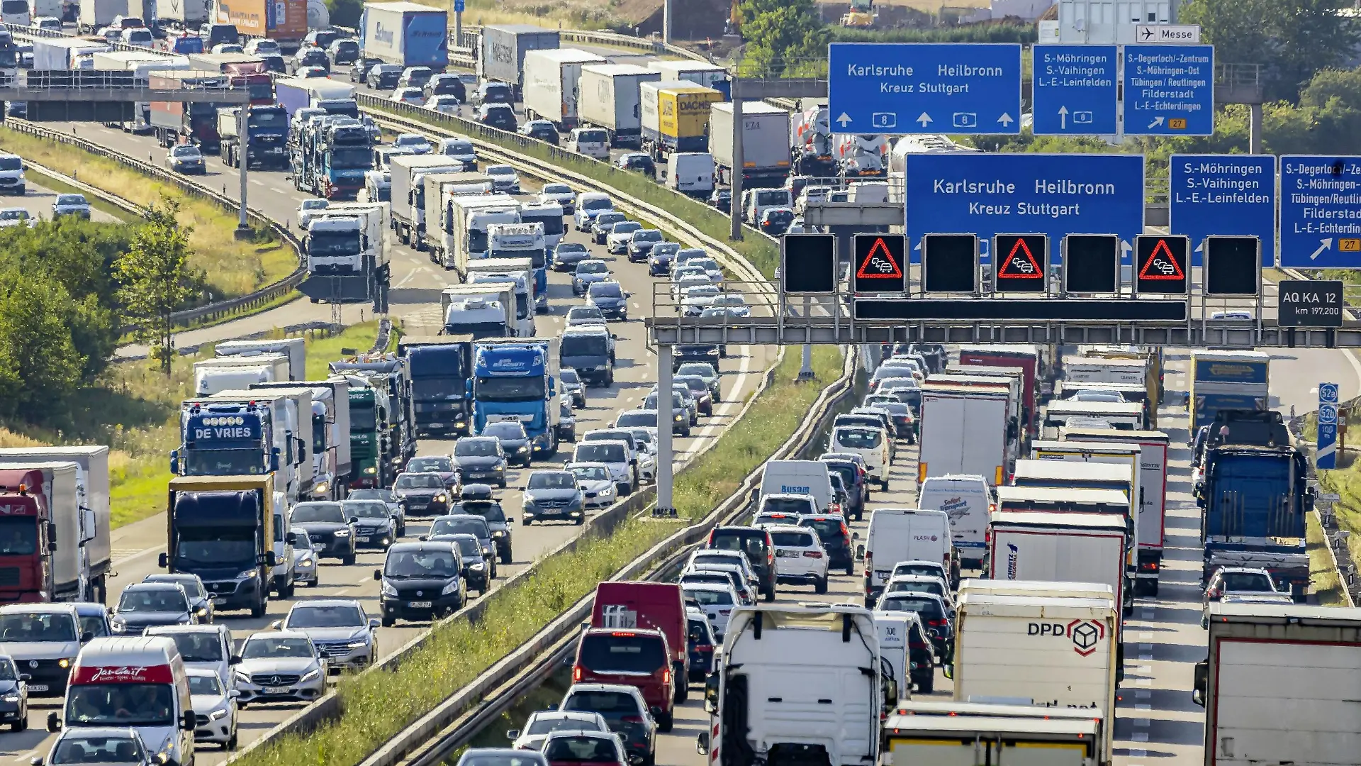 News Bilder des Tages DEU, Deutschland, Baden-Württemberg, Stuttgart, 25.07.2019: Am Wochenende startet auch Baden-Württemberg und Bayern in die Schulferien. Der Reiseverkehr dürfte - wie hier auf der Autobahn A8 am Stuttgarter Kreuz - zu zahlreichen Verkehrsbehinderungen und Staus führen. *** DEU, Germany, Baden Württemberg, Stuttgart, 25 07 2019 At the weekend, Baden Württemberg and Bavaria will also start school holidays Travel traffic, as here on the A8 motorway at the Stuttgart junction, is likely to lead to numerous traffic obstructions and traffic jams