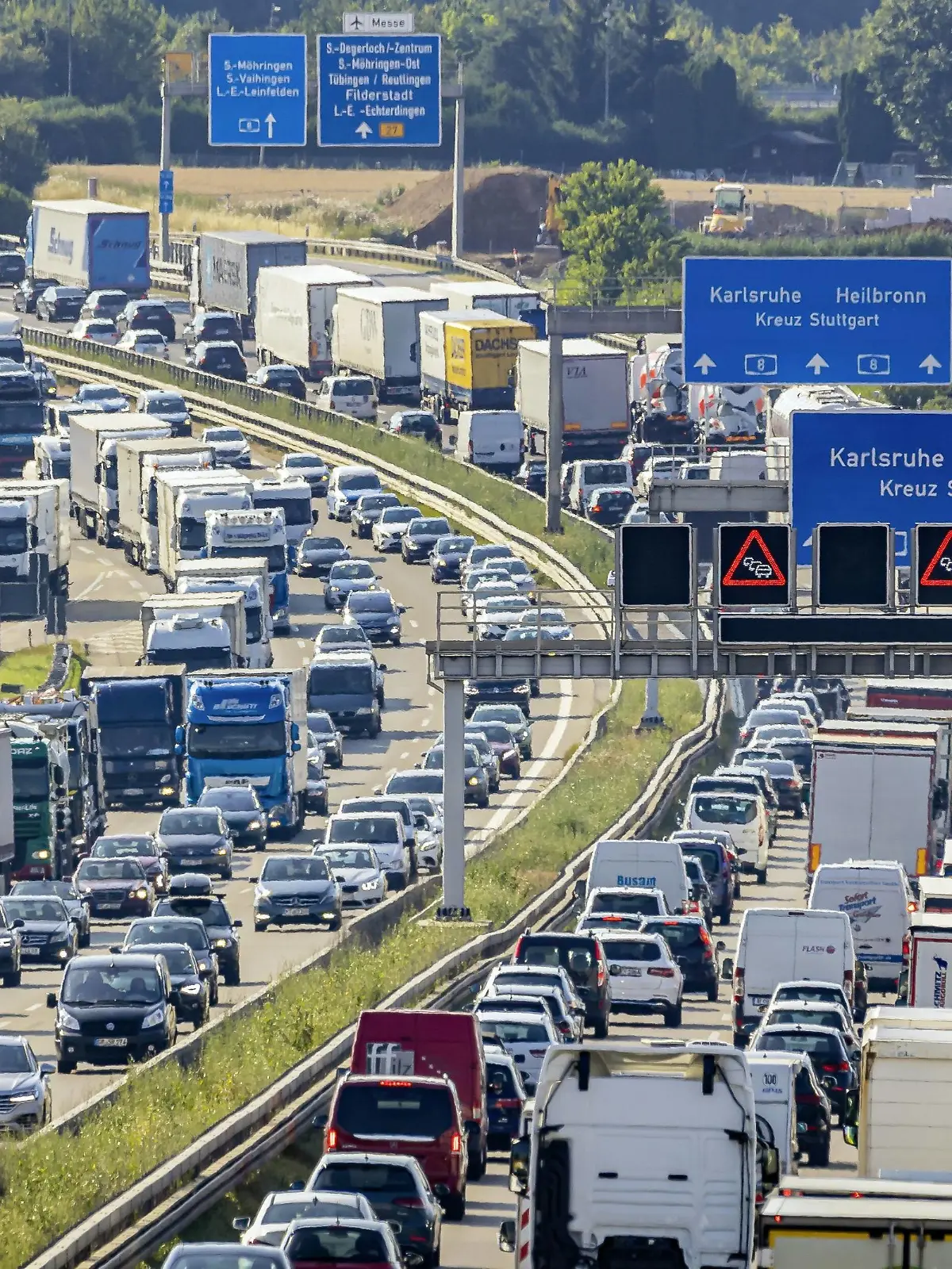 News Bilder des Tages DEU, Deutschland, Baden-Württemberg, Stuttgart, 25.07.2019: Am Wochenende startet auch Baden-Württemberg und Bayern in die Schulferien. Der Reiseverkehr dürfte - wie hier auf der Autobahn A8 am Stuttgarter Kreuz - zu zahlreichen Verkehrsbehinderungen und Staus führen. *** DEU, Germany, Baden Württemberg, Stuttgart, 25 07 2019 At the weekend, Baden Württemberg and Bavaria will also start school holidays Travel traffic, as here on the A8 motorway at the Stuttgart junction, is likely to lead to numerous traffic obstructions and traffic jams  