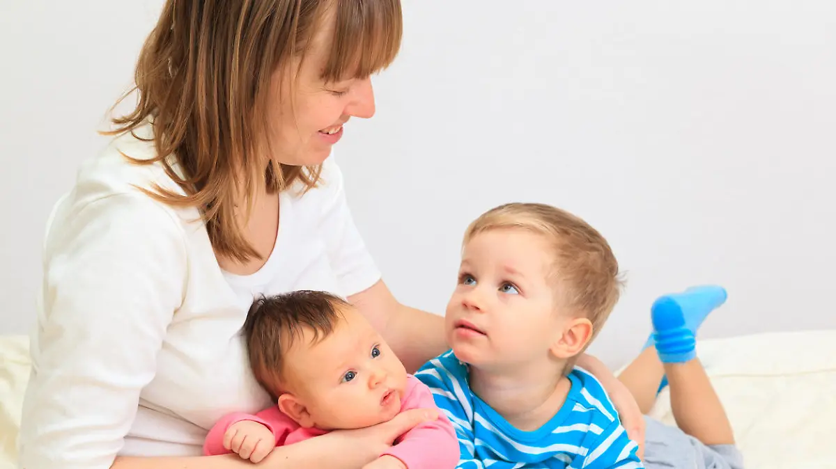 Mutter mit Kleinkind und Baby