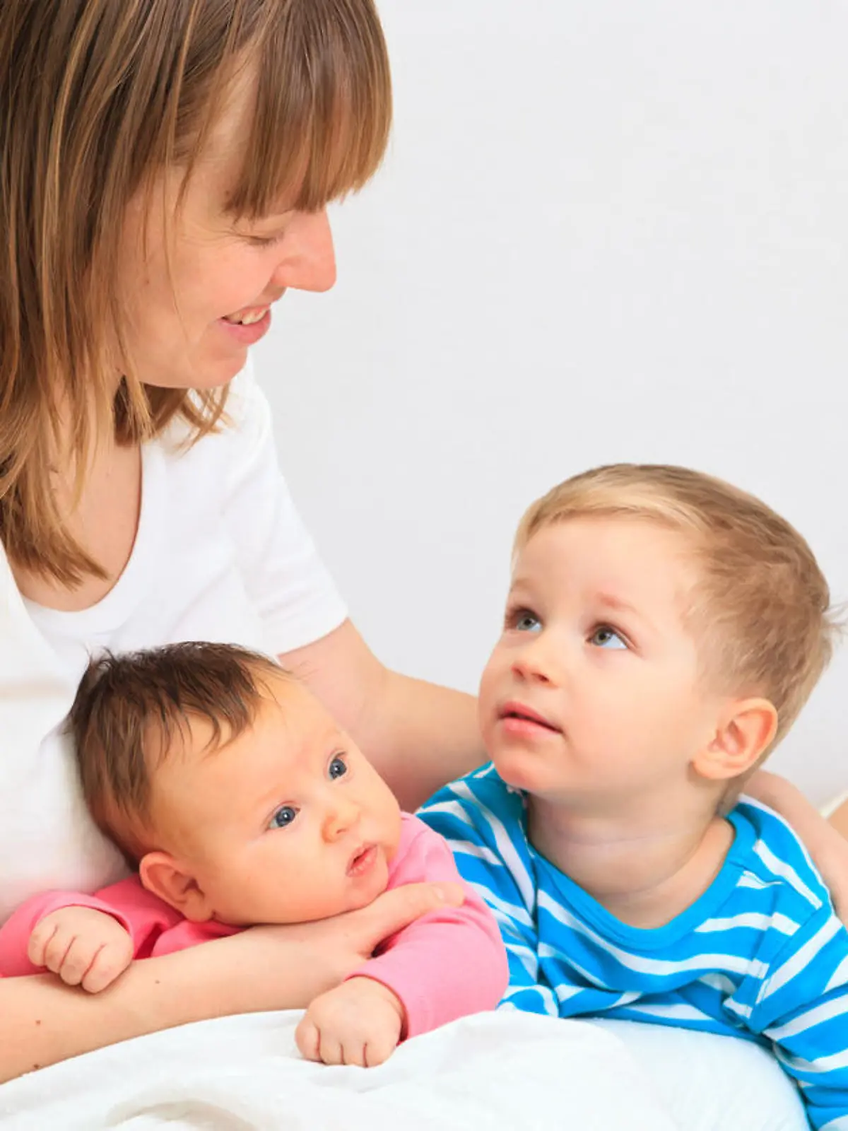 Mutter mit Kleinkind und Baby