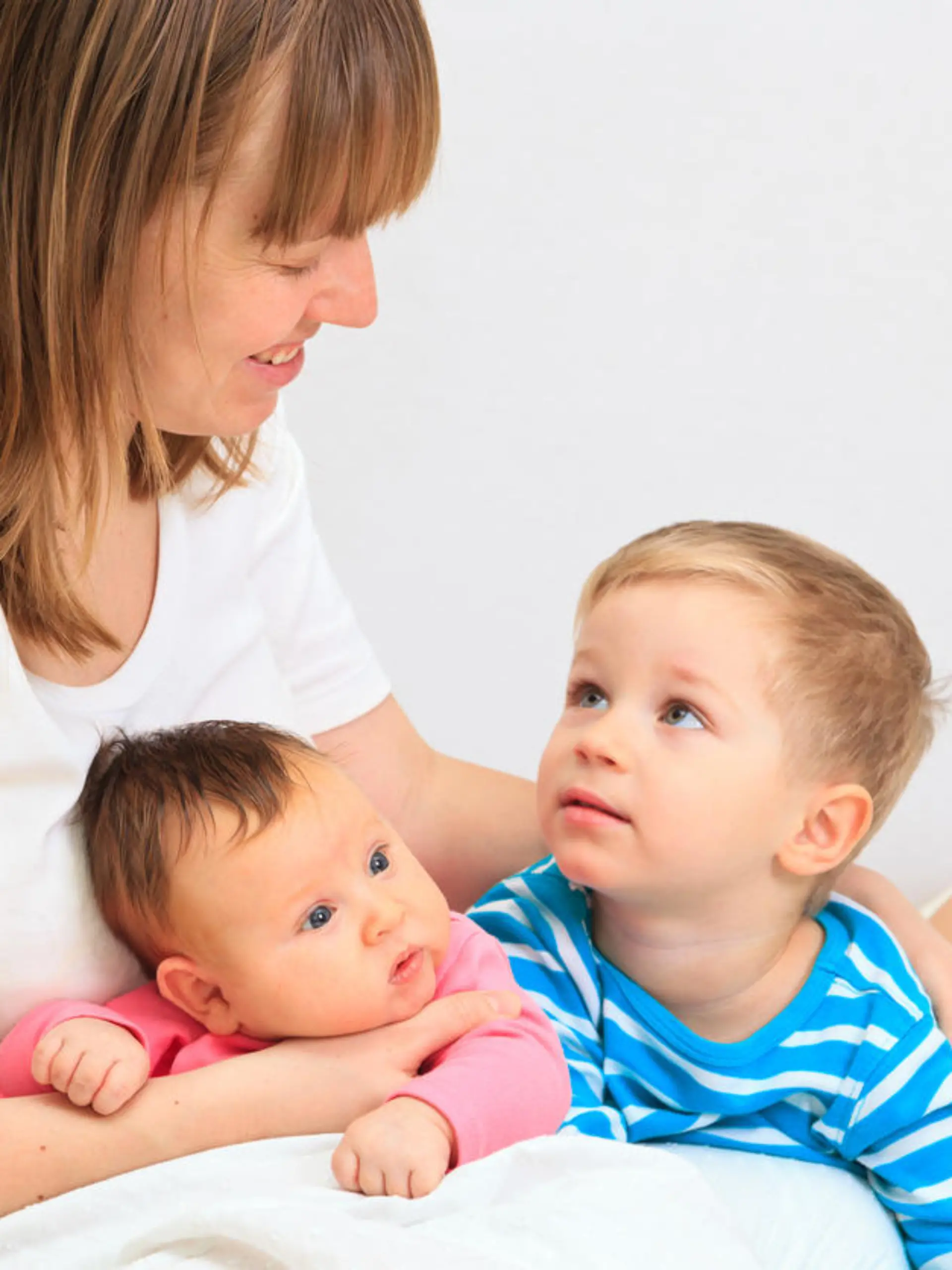 Mutter mit Kleinkind und Baby